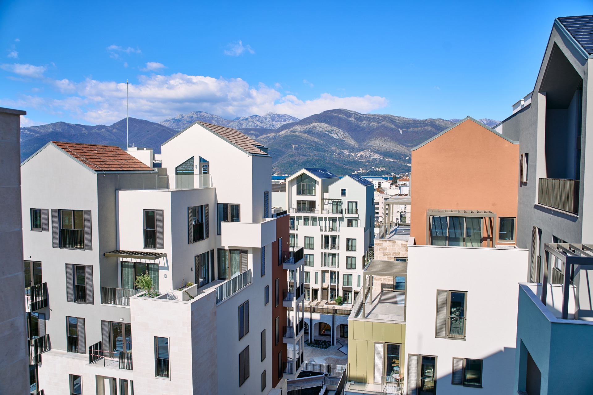 Moderne Wohnanlagen in Porto Montenegro, Tivat, Montenegro, mit Bergblick und Architektur im mediterranen Stil