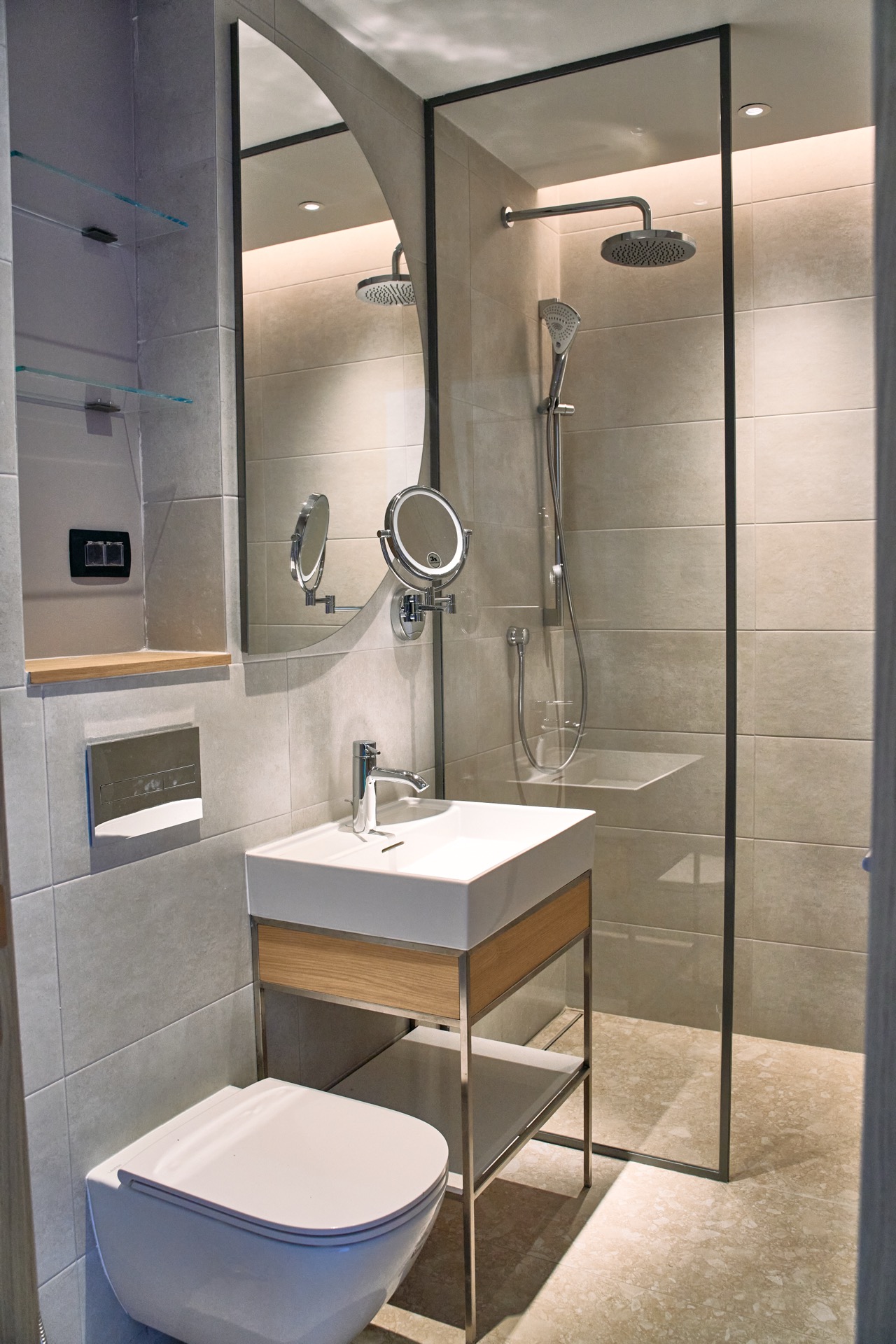Modernes Badezimmer in einer Wohnung in Porto Montenegro, Tivat, Montenegro: Duschkabine, stilvoller Waschtisch und Spiegel.