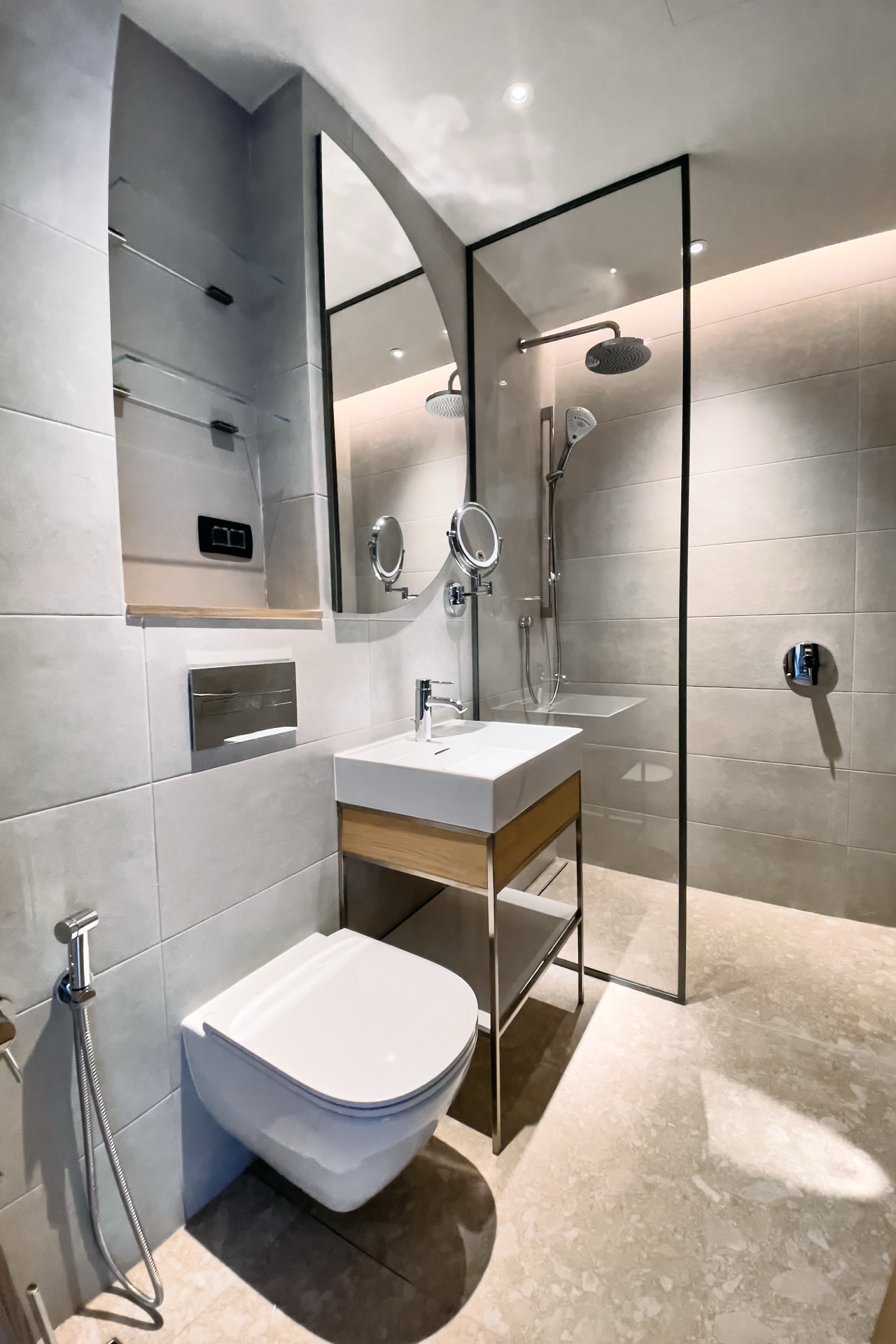 Modernes Badezimmer in einer Wohnung in Porto Montenegro, Tivat, Montenegro: Duschkabine, stilvolle Sanitäranlagen.