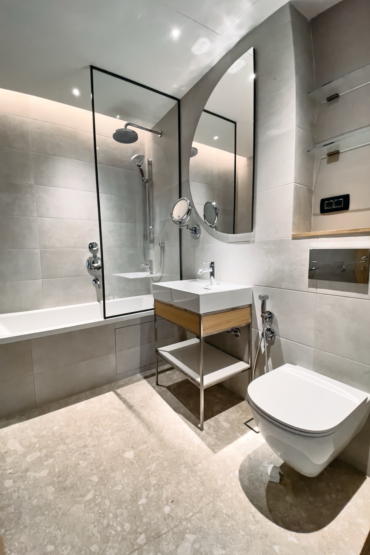 Modernes Badezimmer in einer Wohnung in Porto Montenegro, Tivat, Montenegro: Dusche mit Glasabtrennung, stilvolle Sanitäranlagen.