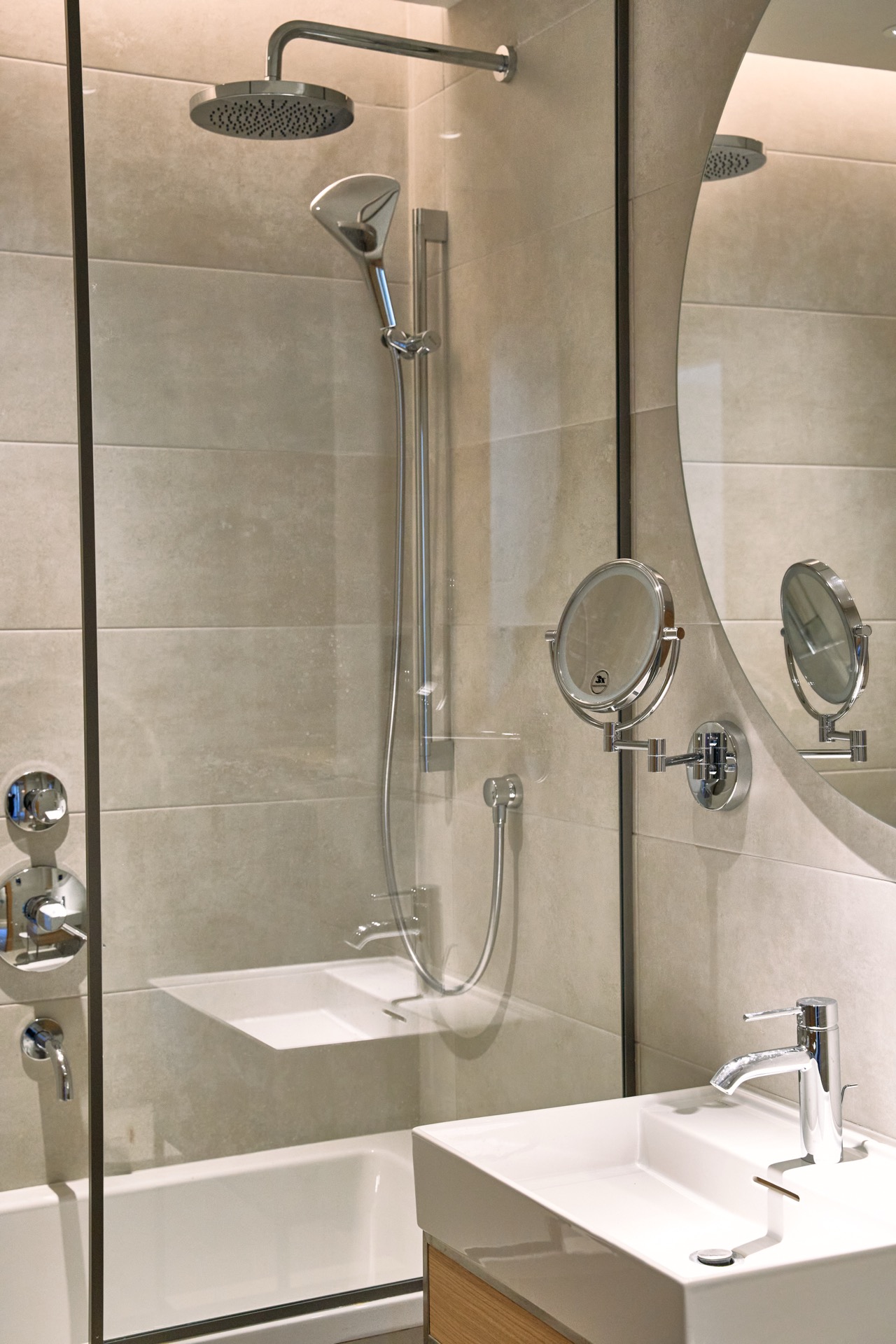 Modernes Badezimmer in einer Wohnung in Porto Montenegro, Tivat, Montenegro: Duschkabine, stilvolle Sanitäranlagen.