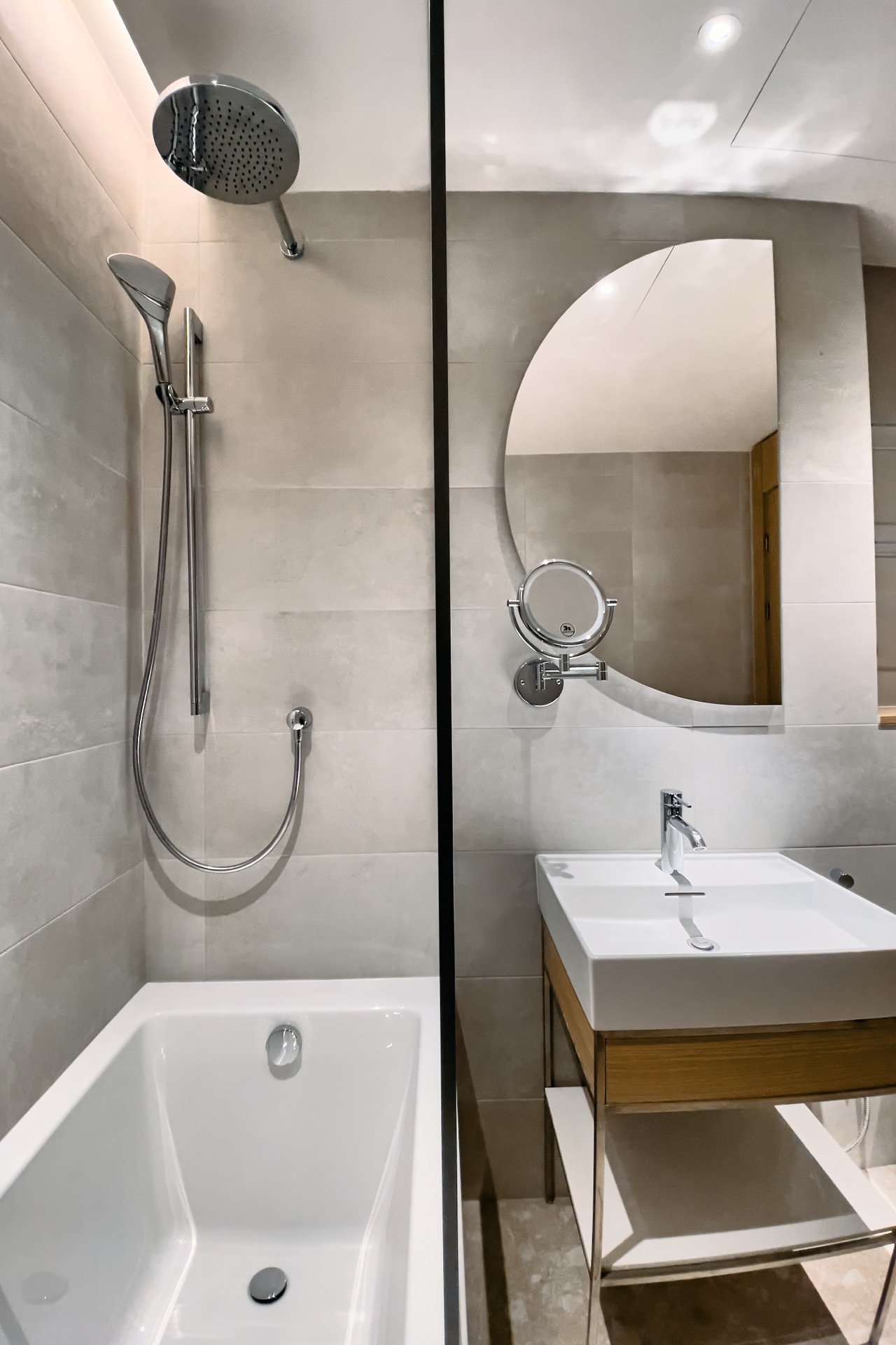 Modernes Badezimmer mit Dusche und stilvollem Waschbecken in einer Wohnung in Porto Montenegro, Tivat, Montenegro.