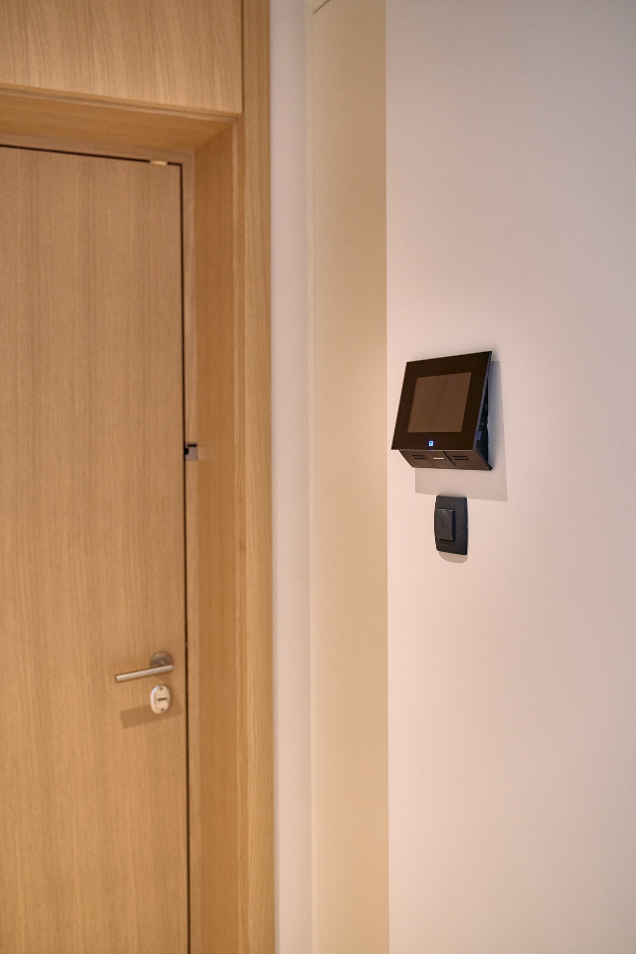 Smart-Home-System und Innentür in einer modernen Wohnung in Porto Montenegro, Tivat, Montenegro.