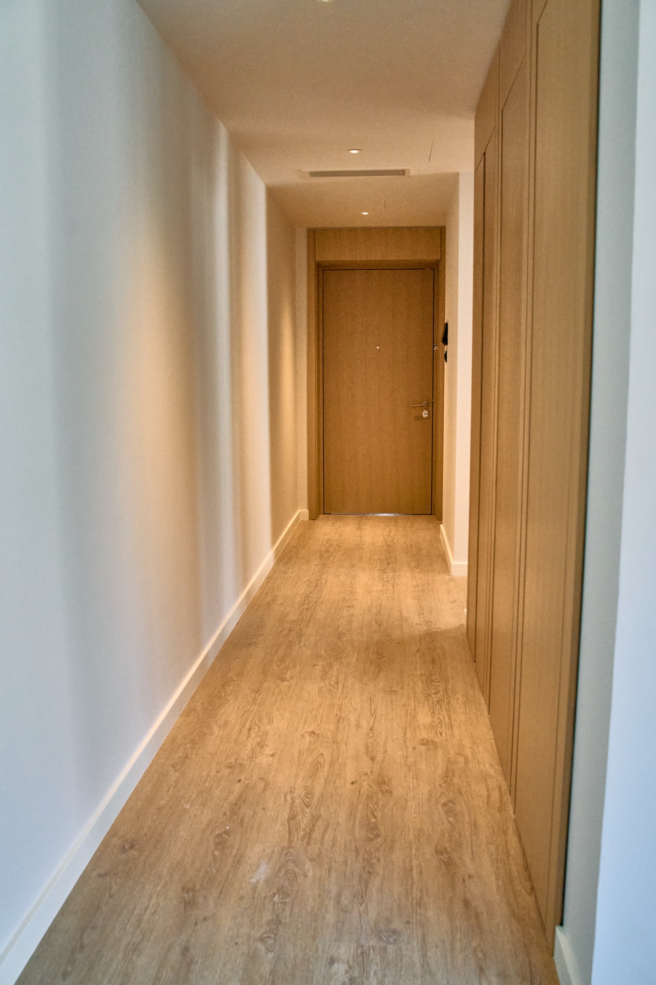 Moderner heller Flur mit Holzverkleidung in einer Wohnung im ЖК Porto Montenegro, Tivat, Montenegro.