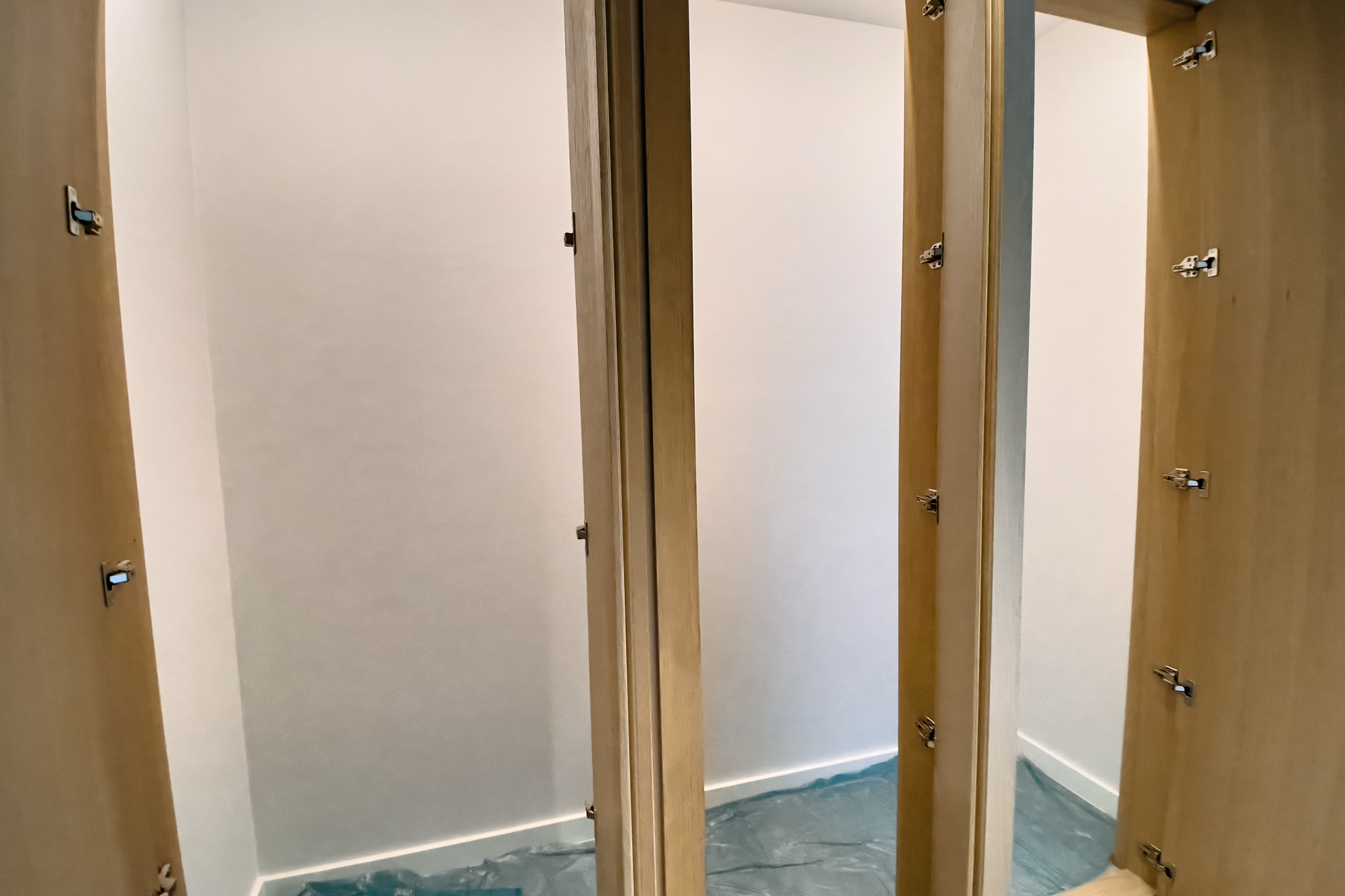 Einbauschrank aus hellem Holz in einer im Bau befindlichen Wohnung, Porto Montenegro, Tivat, Montenegro.