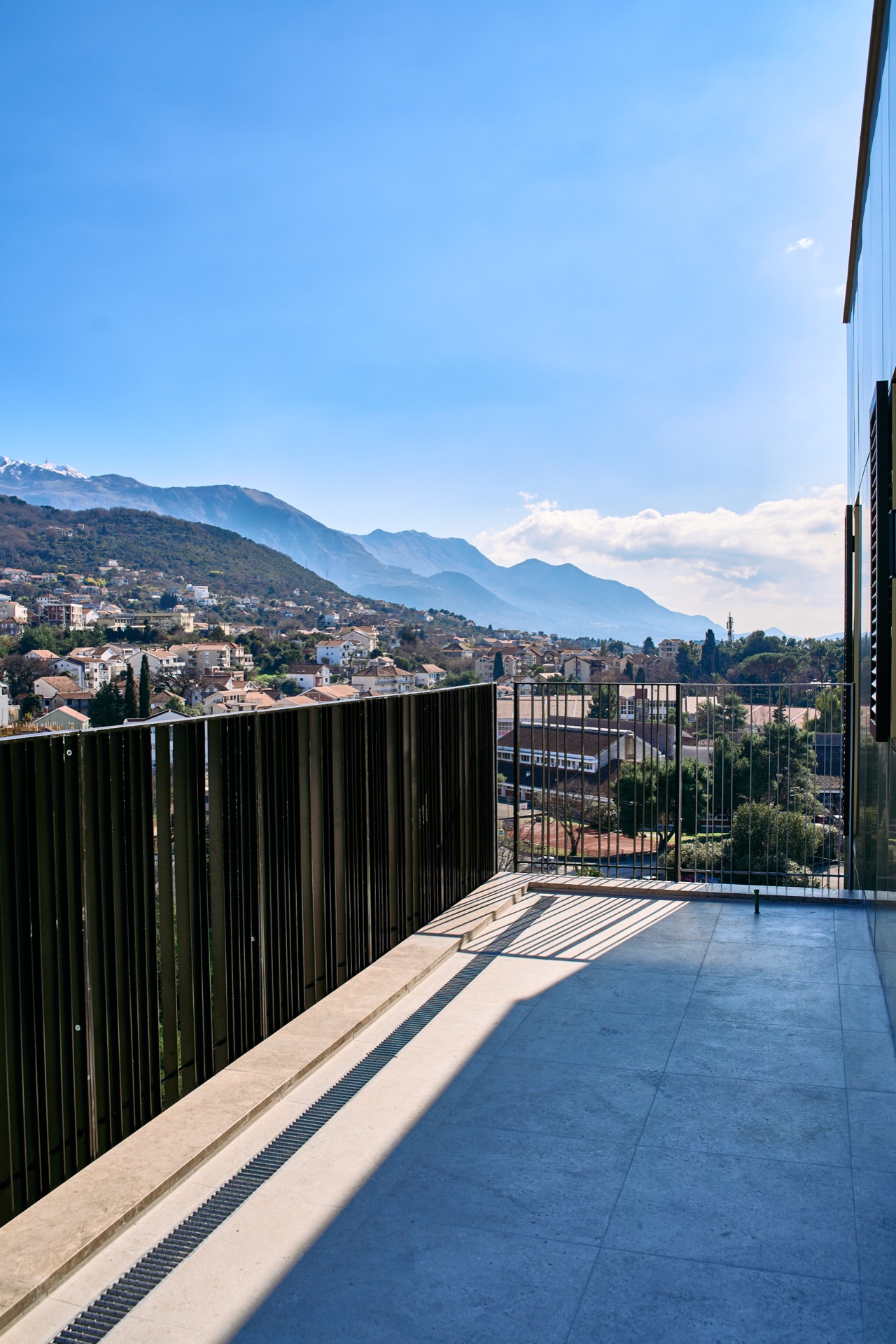 Geräumiger Balkon mit Panoramablick auf die Berge und die Stadt Tivat, Porto Montenegro, Montenegro. Moderne Ausstattung.