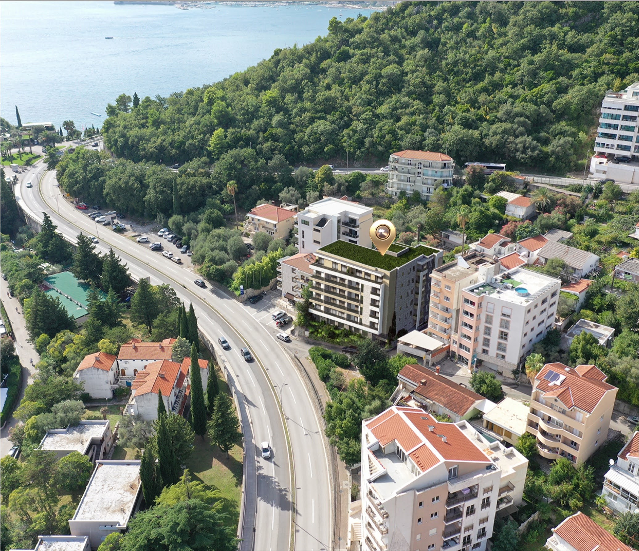 Luftaufnahme eines neuen Wohnkomplexes in Bečići, Montenegro, in unmittelbarer Nähe zum Meer und der gut ausgebauten städtischen Infrastruktur.