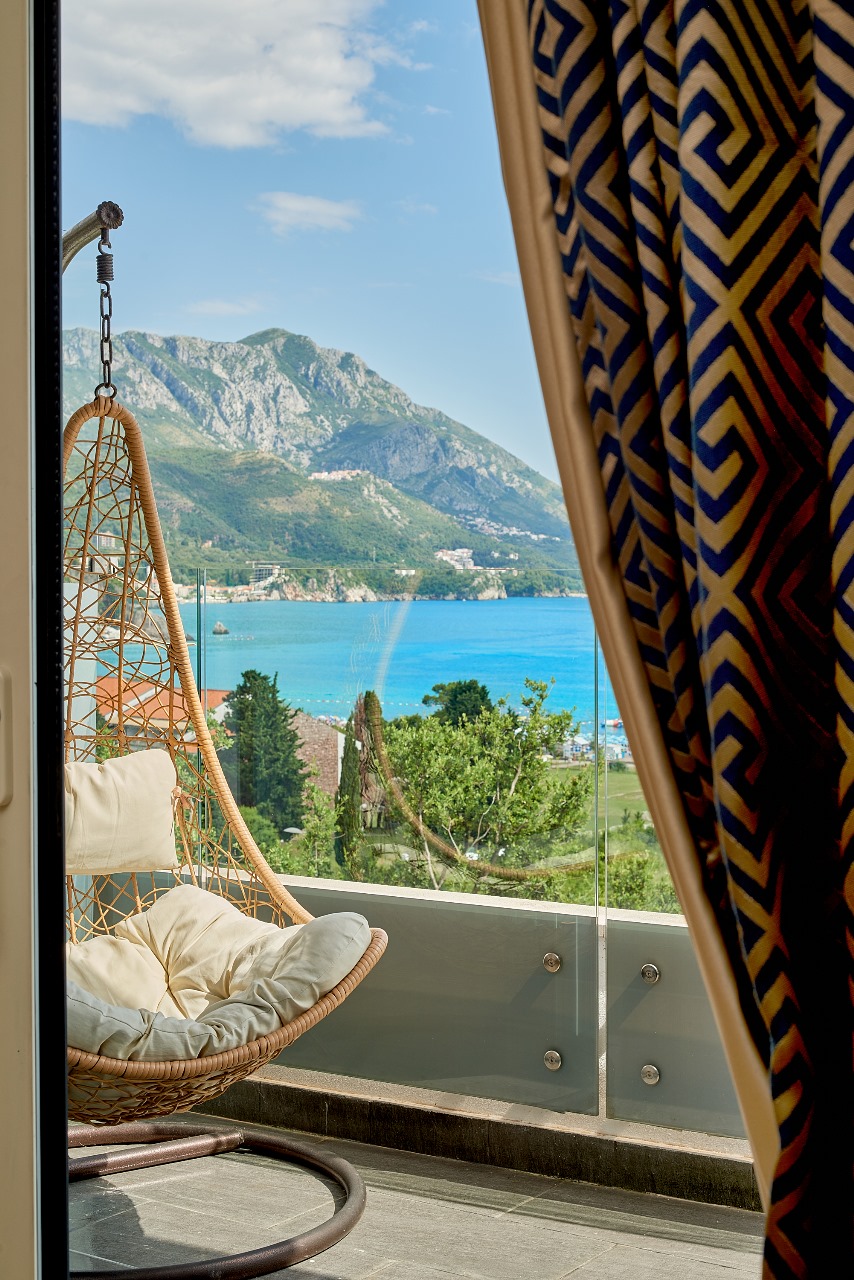 Blick vom Balkon der Wohnung in Bečići, Montenegro: Hängesessel, Panorama auf Meer und Berge