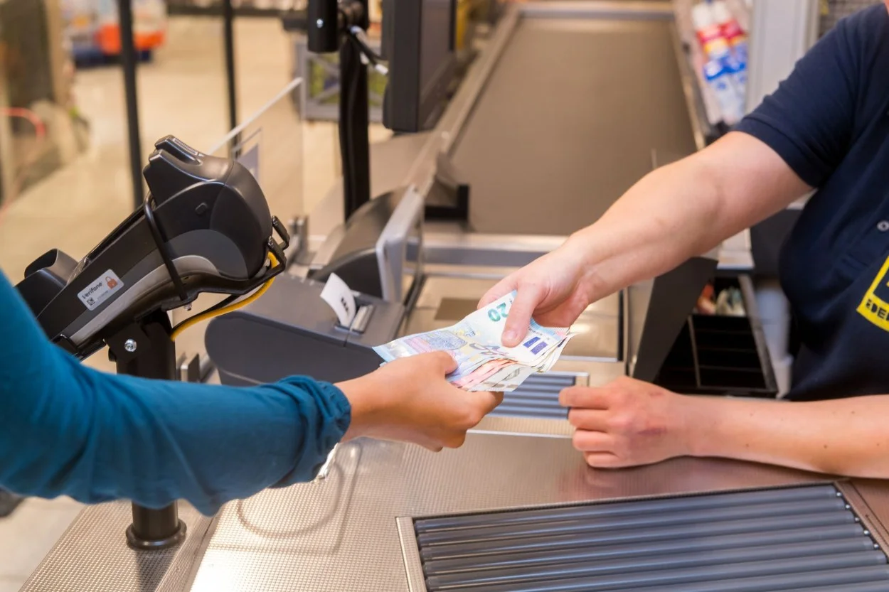 Was man für 100 Euro in verschiedenen Städten Montenegros kaufen kann
