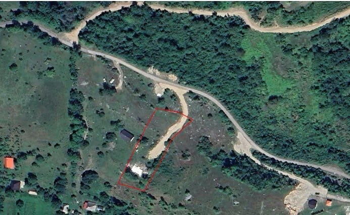 Blick von oben auf ein Grundstück in Kolašin, Montenegro: Grundstücksgrenzen mit Zufahrtsstraße und Waldlandschaft.