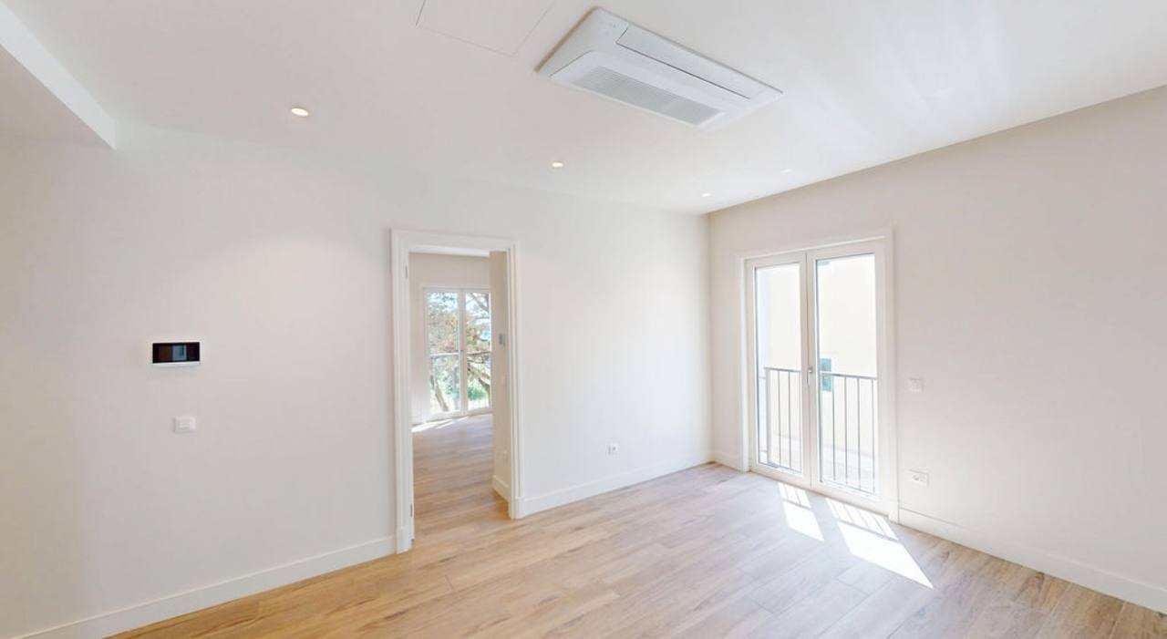 Helles Wohnzimmer mit Parkett und eingebauter Klimaanlage in einer Wohnung in Luštica Bay, Montenegro.