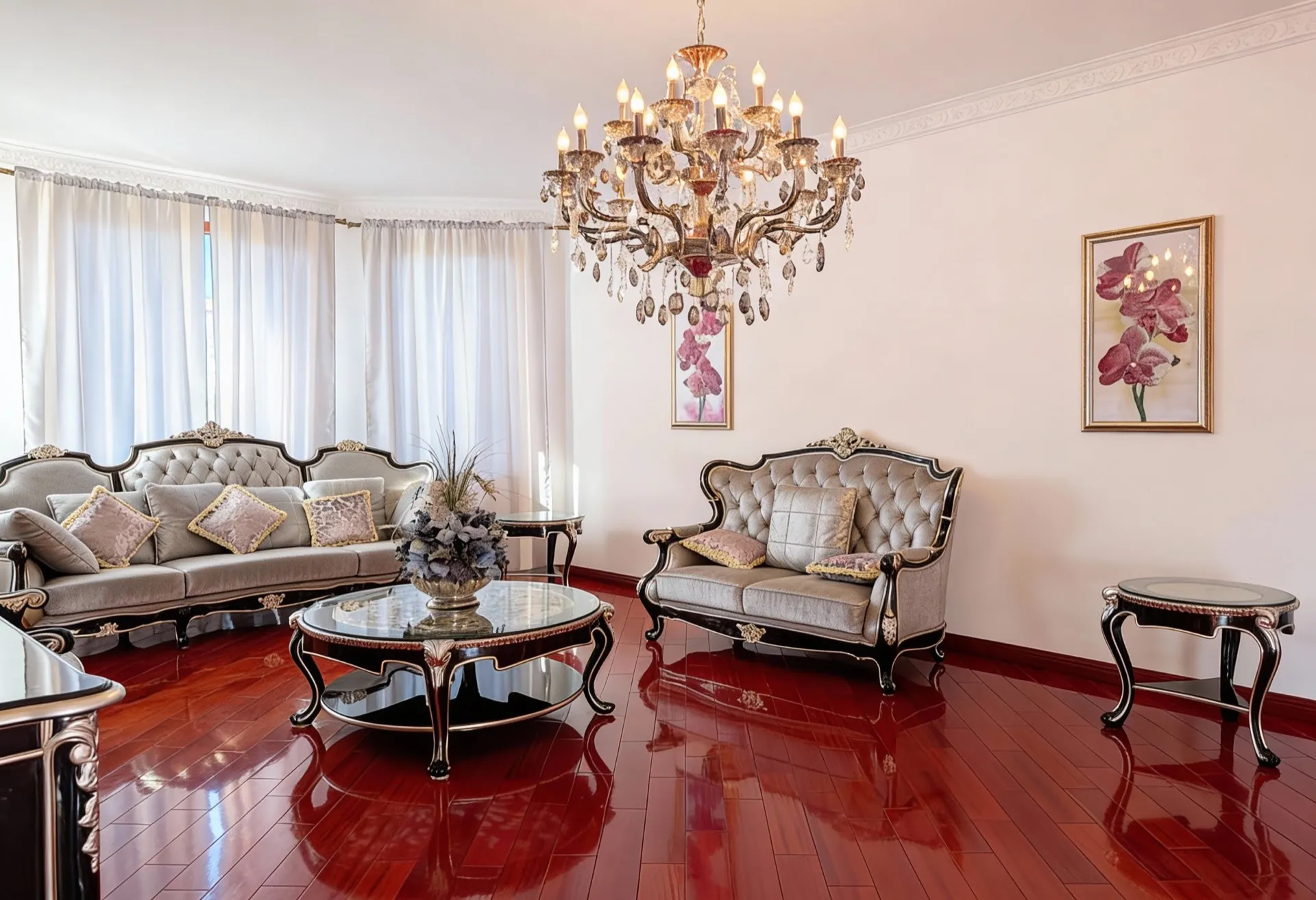 Elegantes Wohnzimmer mit klassischem Mobiliar, Kristallleuchter und glänzendem rotem Parkett.