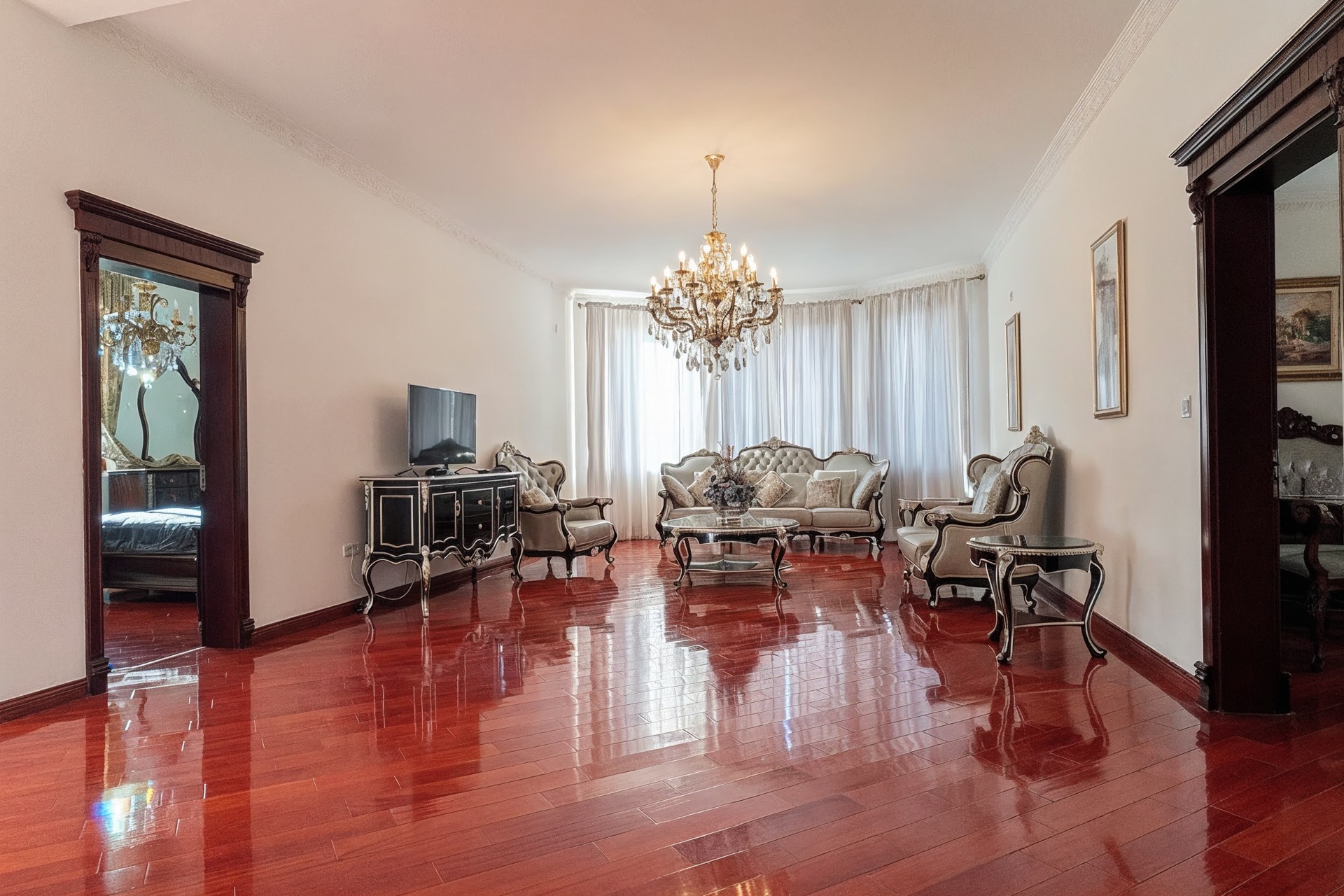Luxuriöses Wohnzimmer mit klassischen Möbeln und Parkett in einer Villa in Luštica Bay, Montenegro.