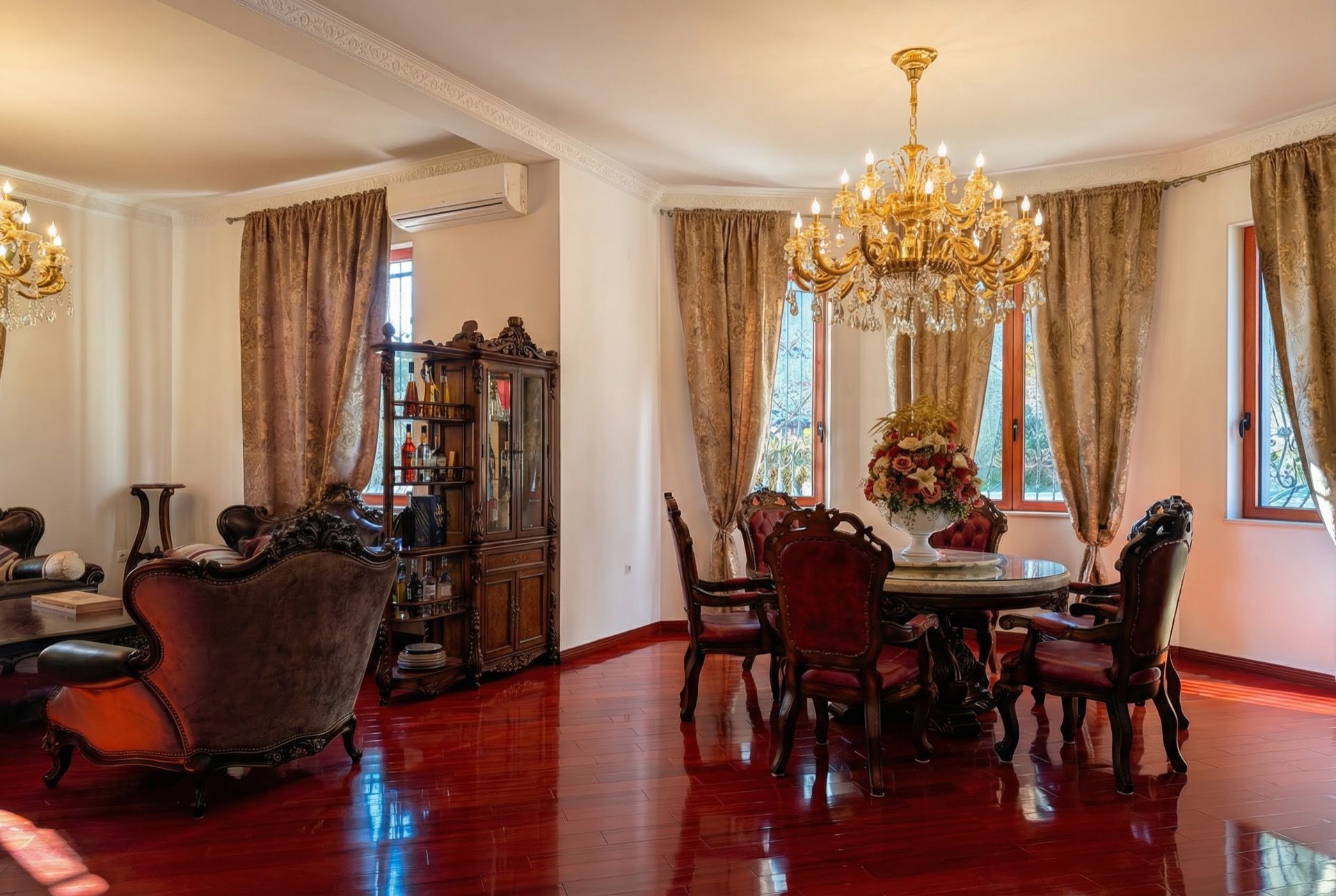 Luxuriöses Wohnzimmer mit klassischen Möbeln und Kristalllüster in einer Villa in Luštica, Montenegro.
