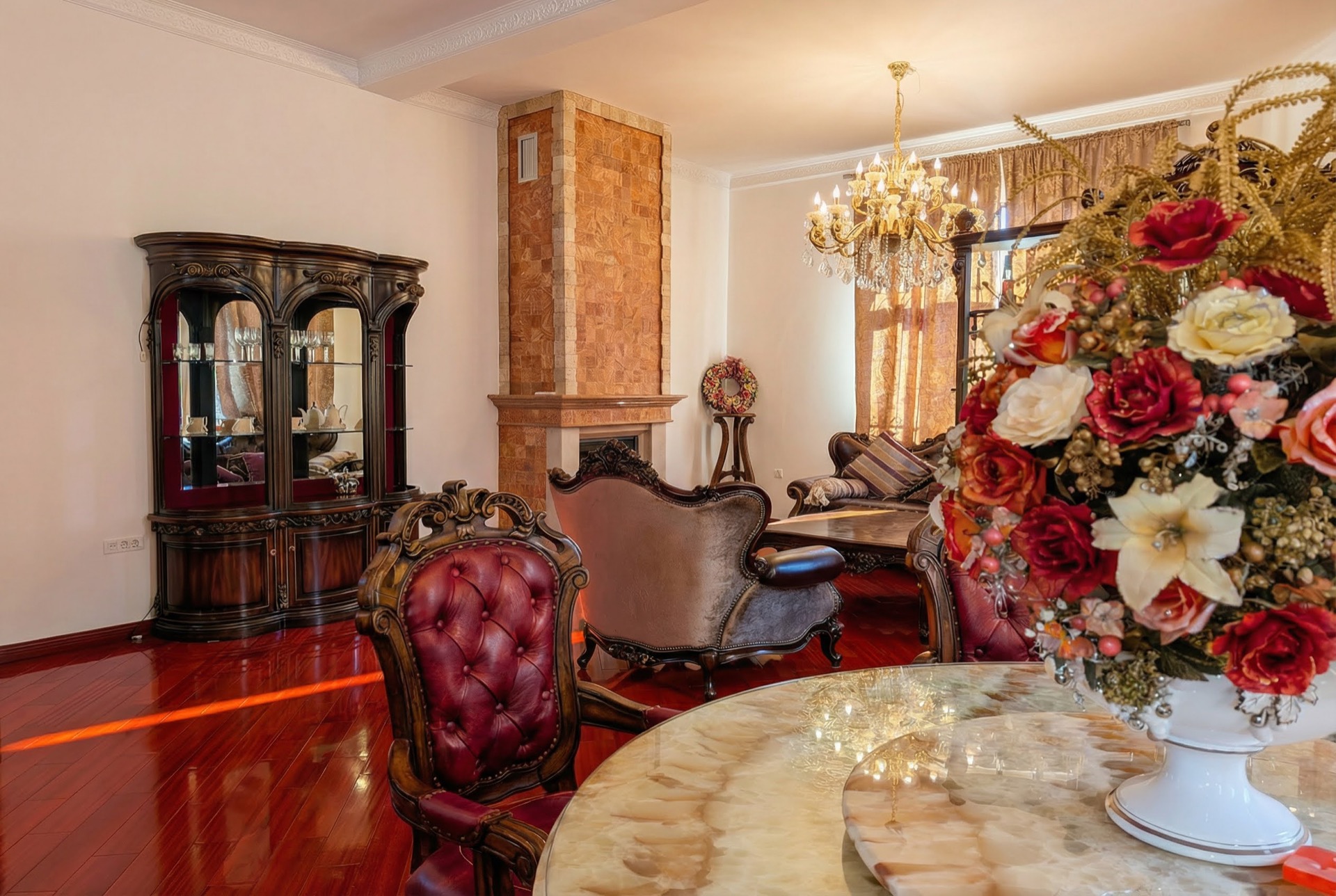 Luxuriöses Wohnzimmer mit Kamin und klassischen Möbeln in einer Villa in Luštica Bay, Montenegro: Interieur mit antikem Dekor.