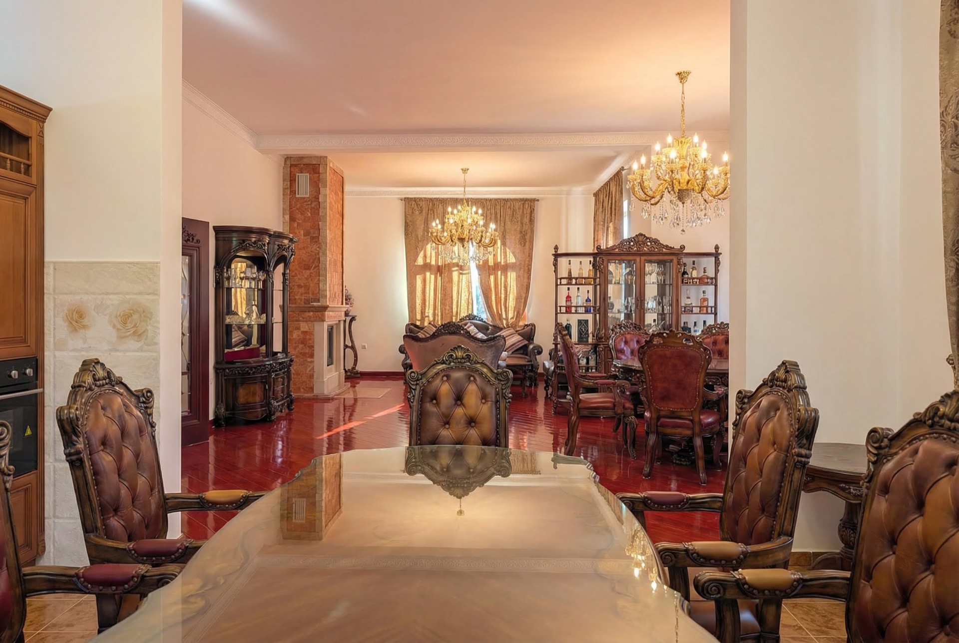 Luxuriöses Wohnzimmer mit klassischen Möbeln und Kamin in einer Villa in Luštica, Montenegro. Interieur mit Kristalllüstern.