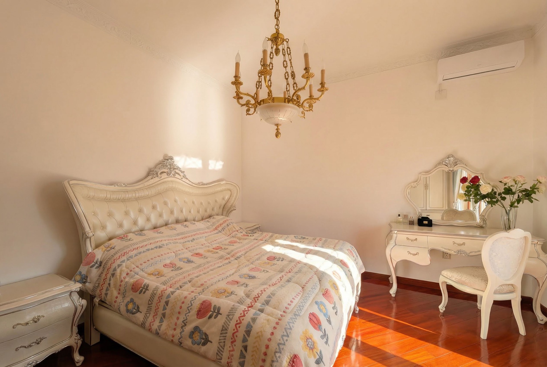 Schlafzimmer im klassischen Stil in einer Villa in Luštica, Montenegro: Doppelbett, Schminktisch und goldener Kronleuchter.