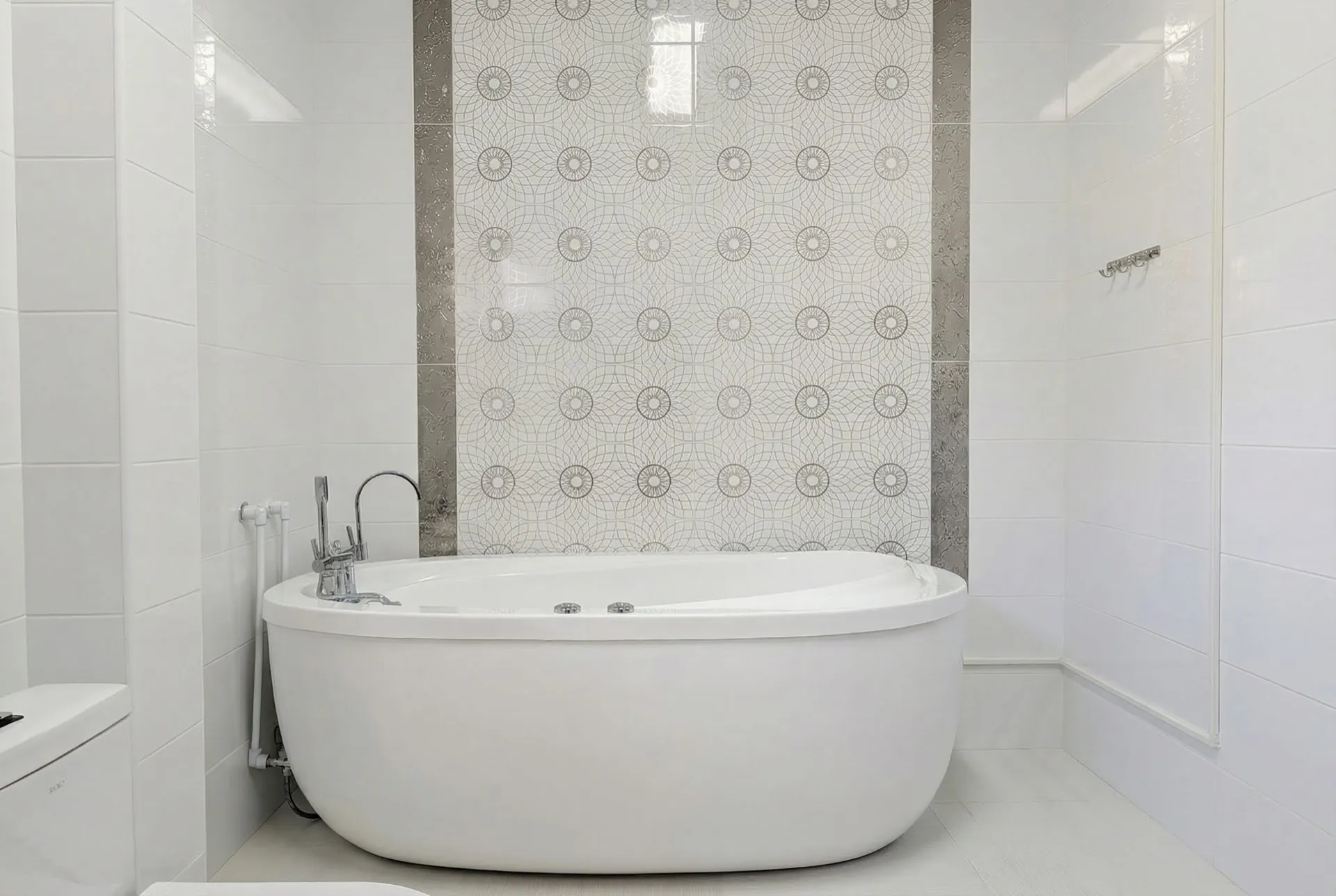 Moderne Badezimmer mit weißem freistehendem Badewanne und dekorativen Wandfliesen.
