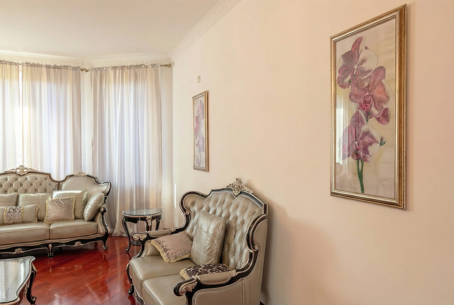Helles Wohnzimmer mit klassischer Ledermöblierung in einer exklusiven Villa in Luštica, Montenegro: Parkett und Wanddekoration.
