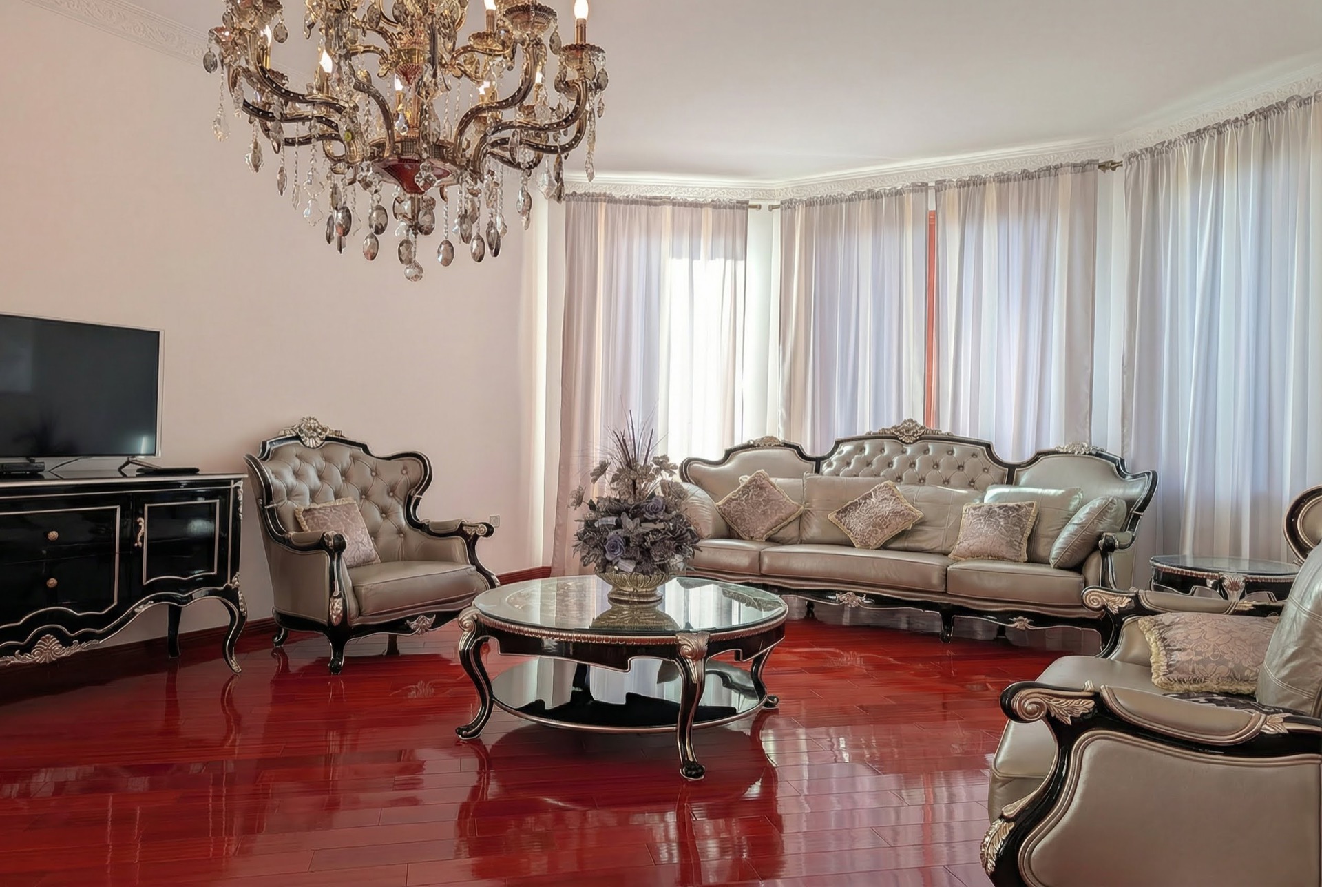 Luxuriöses Wohnzimmer mit klassischen Möbeln und Kristalllüster in einer Villa in Luštica, Montenegro.