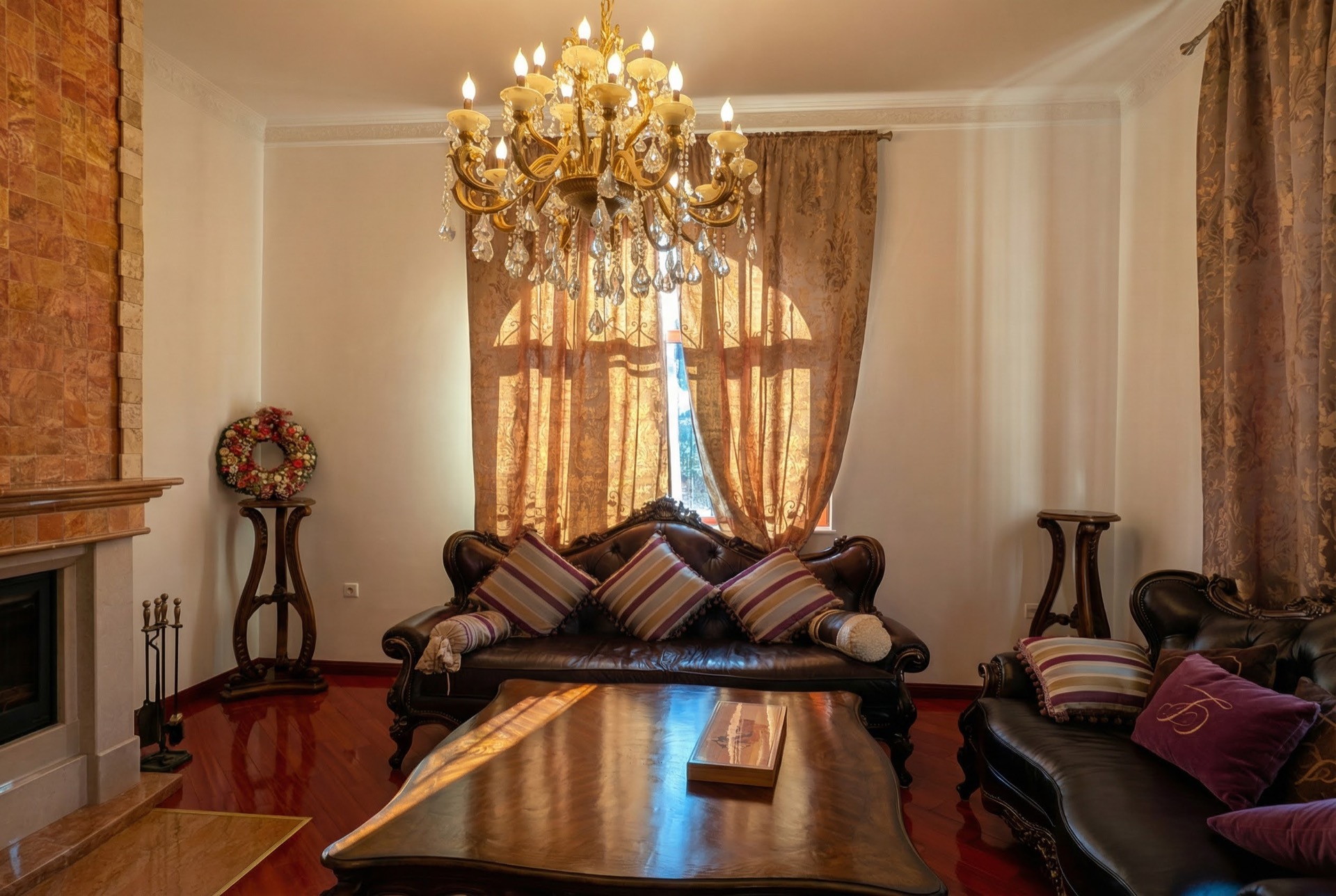 Luxuriöses Wohnzimmer mit Kamin und Ledermöbeln in einer Villa in Luštica, Montenegro: klassisches Interieur mit Kronleuchter.