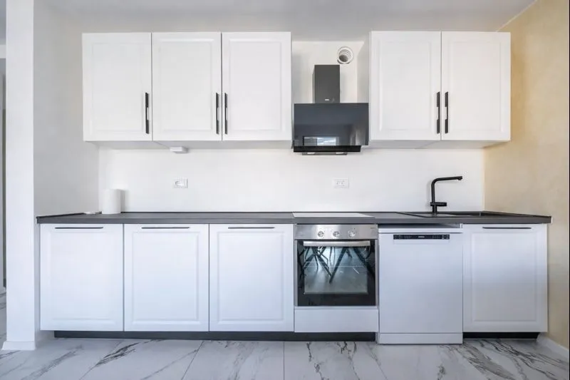 Luştica, Karadağ'daki townhouse'da modern beyaz mutfak ve beyaz eşyalar