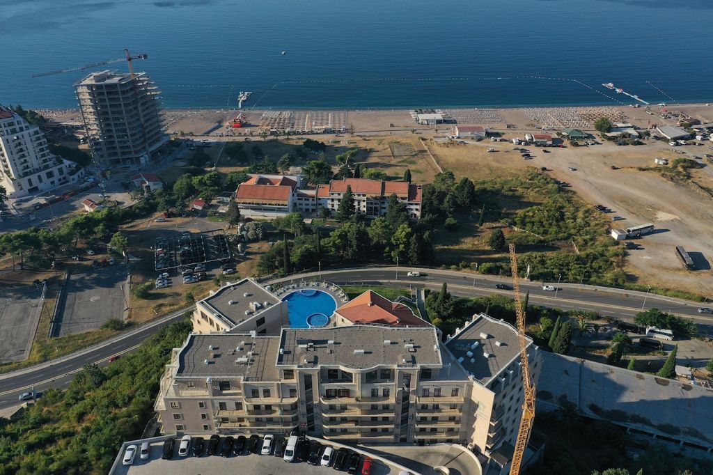 Vue aérienne d'un complexe résidentiel avec piscine à Bečići, Monténégro, à proximité de la plage et du littoral.