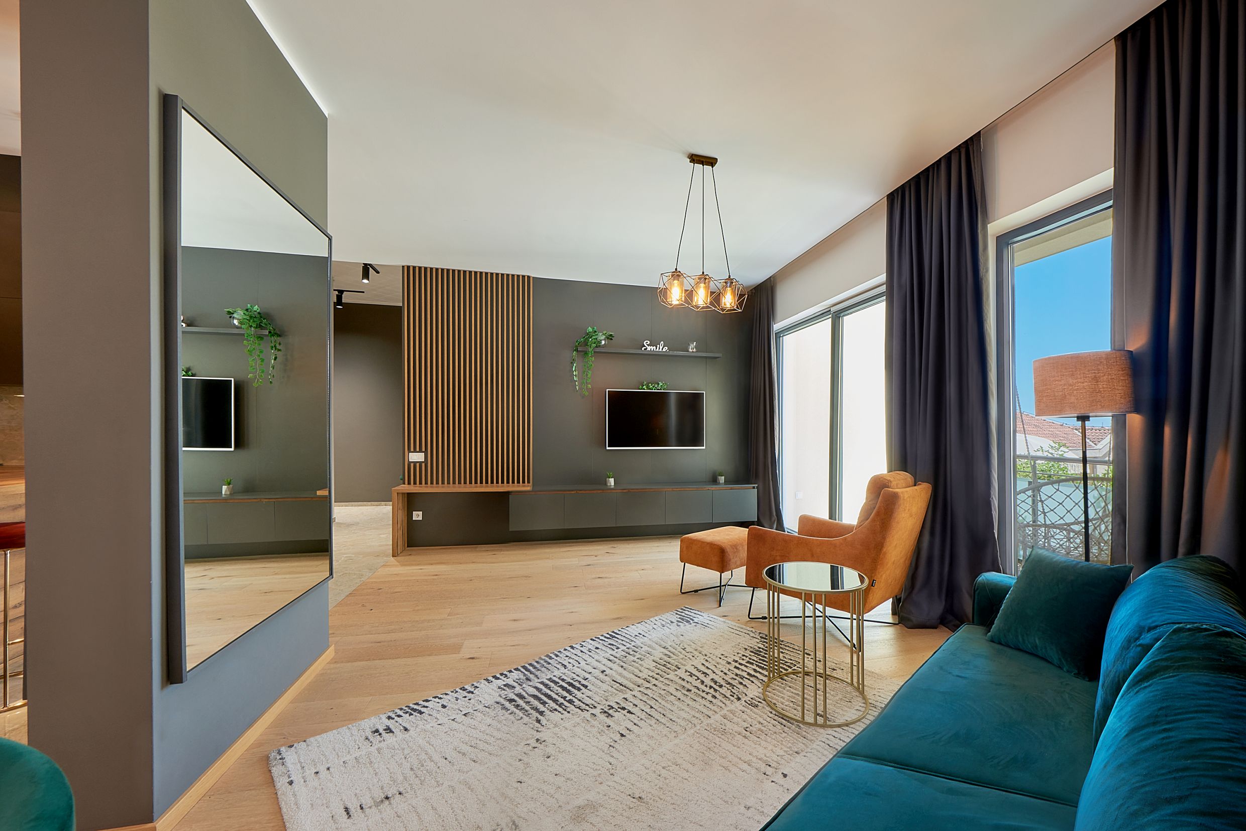 Salon moderne dans un appartement à Bečići, Monténégro : mobilier élégant, lattes en bois et fenêtres panoramiques.