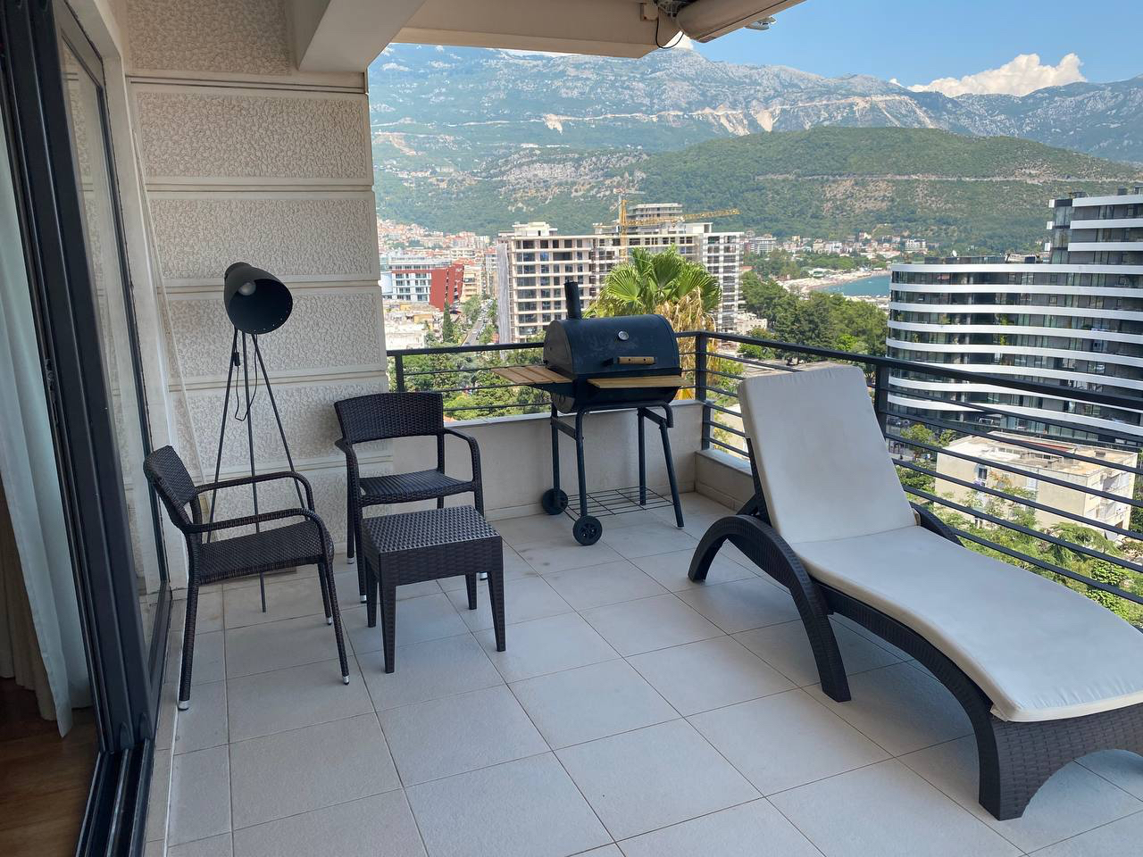 Przestronny balkon z meblami, leżakiem i grillem w apartamencie w Budvie, Czarnogóra