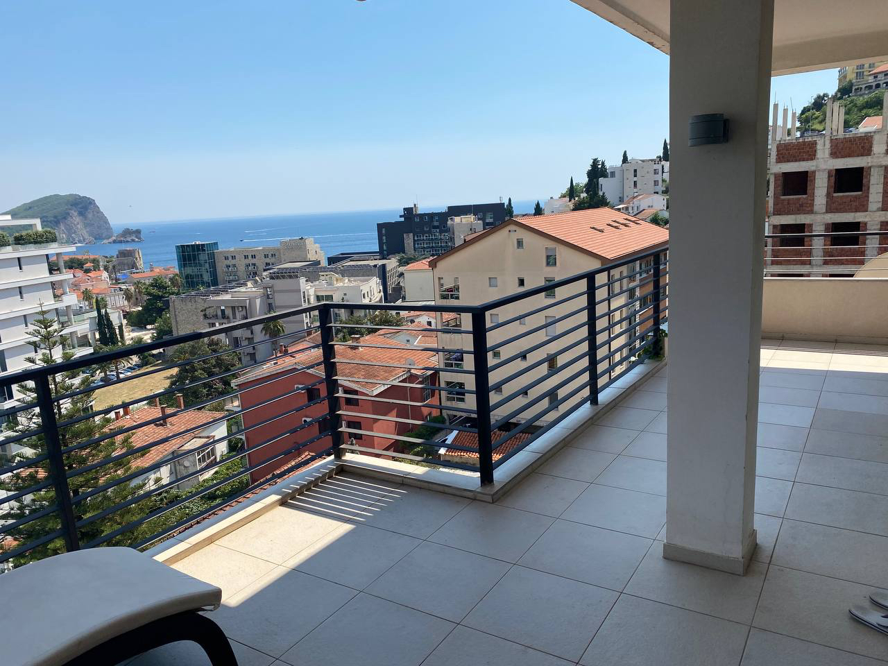 Przestronny balkon z panoramicznym widokiem na morze i miasto w Budvie, Czarnogóra