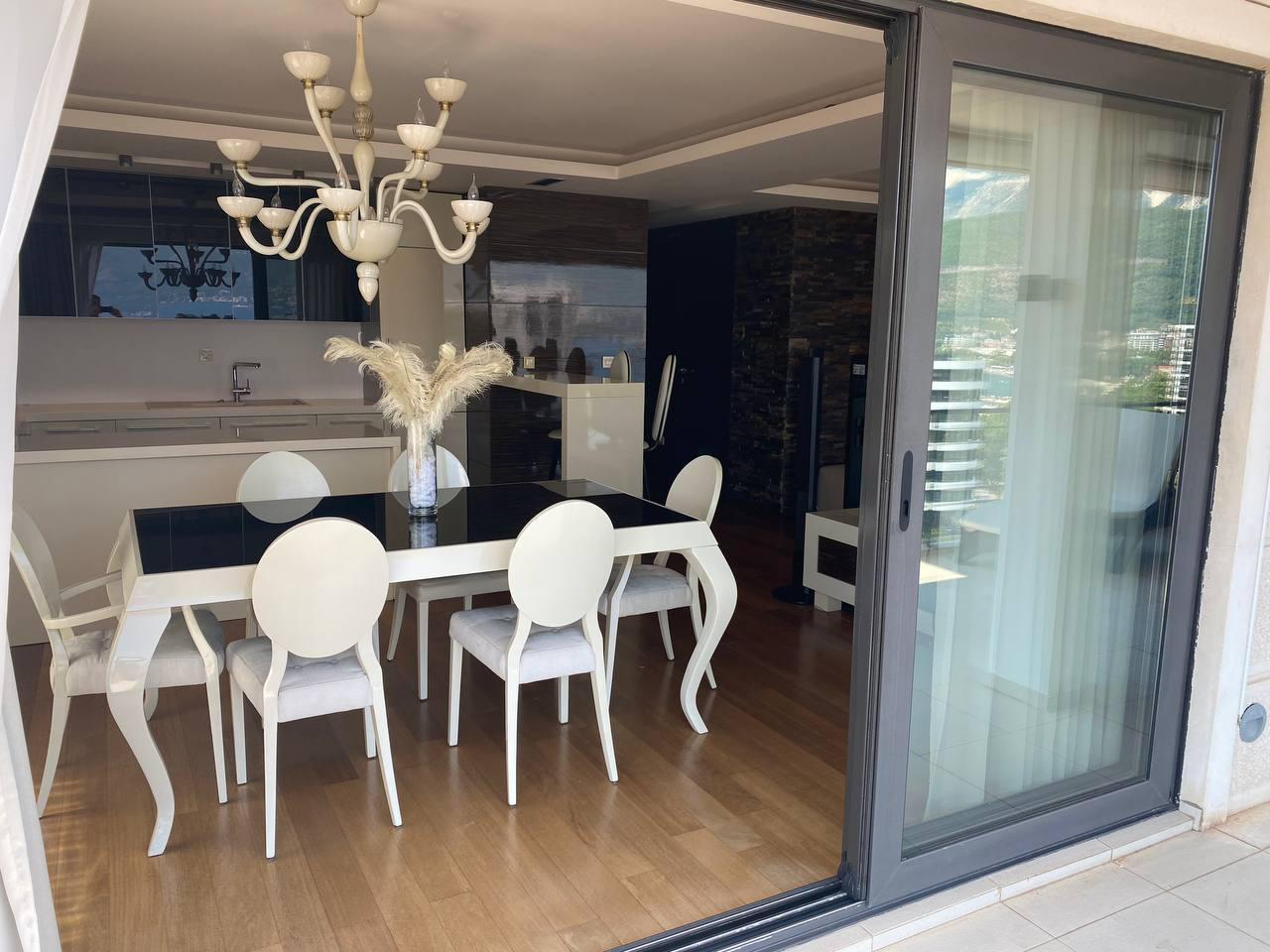 Przestronny salon z jadalnią, nowoczesną kuchnią i panoramicznym oknem w Budvie, Czarnogóra