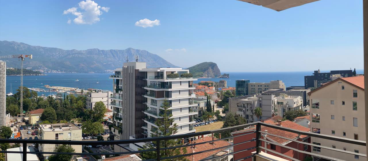 Panoramiczny widok na morze, góry i miasto Budva z balkonu apartamentu w Czarnogórze
