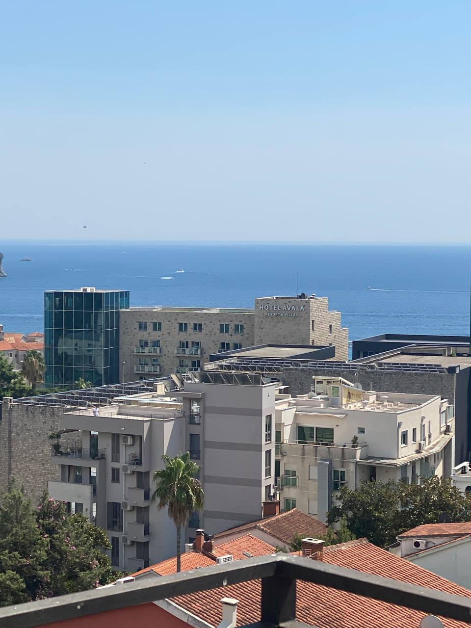 Panoramiczny widok na morze i miasto Budva, Czarnogóra, z balkonu apartamentu