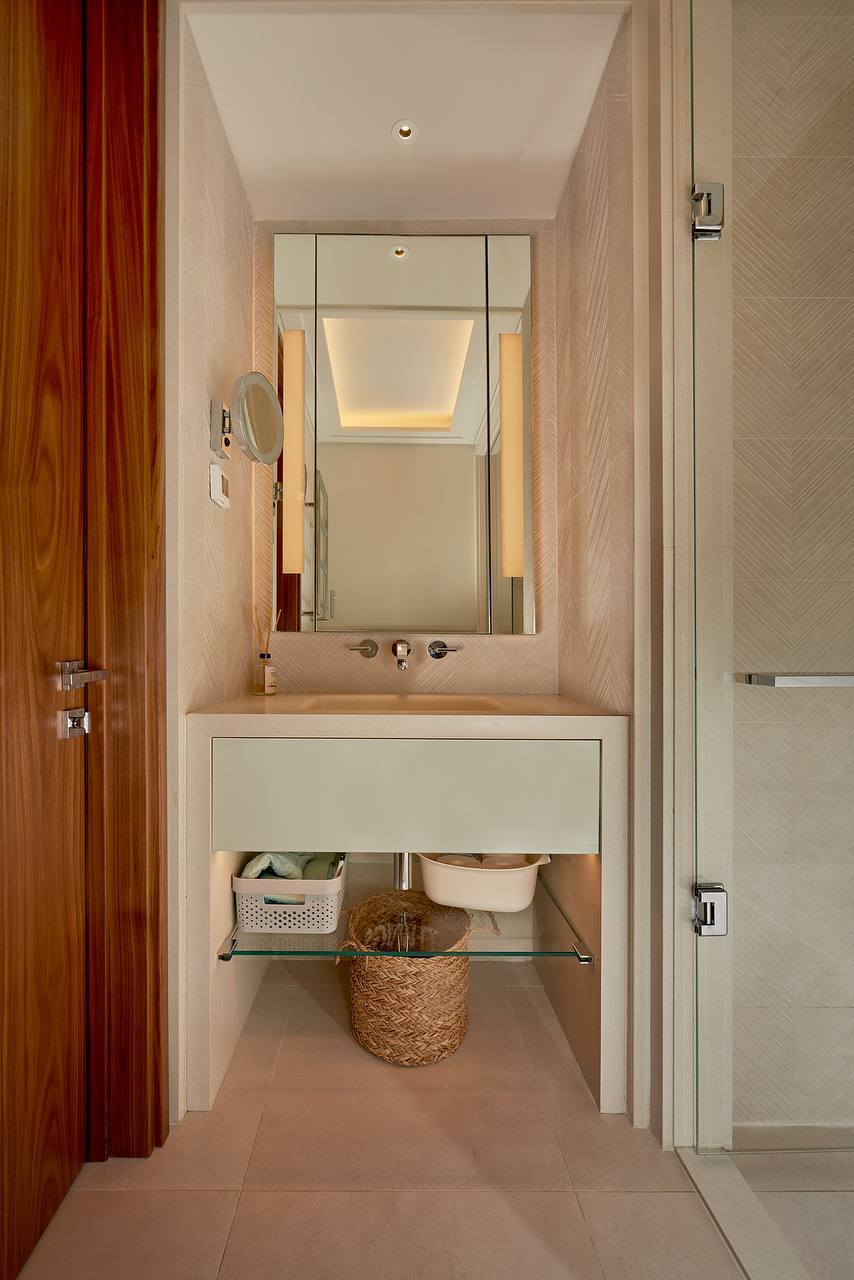 Modernes Badezimmer in einer Wohnung in Porto Montenegro, Tivat, Montenegro: stilvolles Waschbecken und Spiegel mit Beleuchtung.
