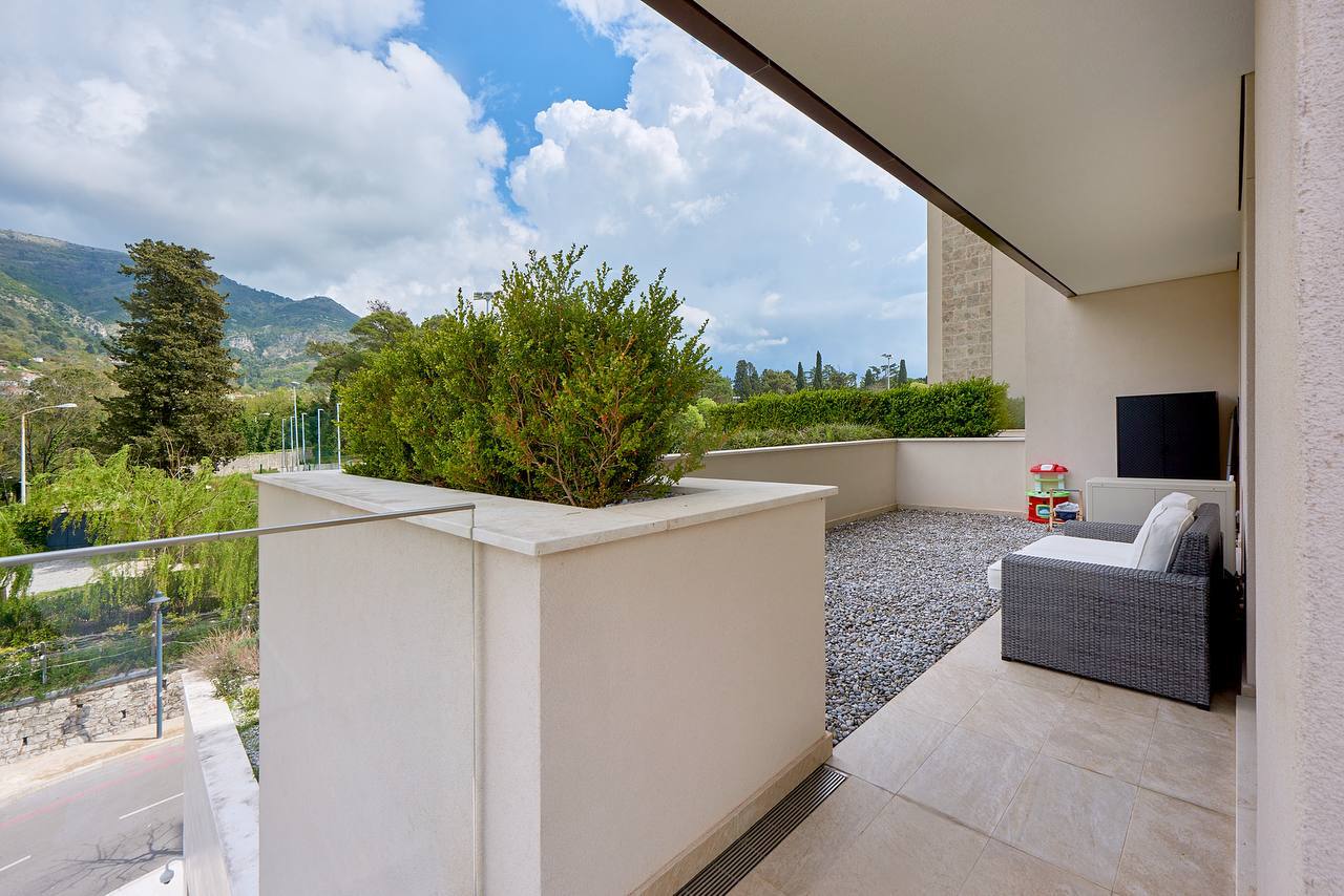 Geräumige Terrasse mit Gartenmöbeln und Bergblick in einer Wohnung in Porto Montenegro, Tivat, Montenegro