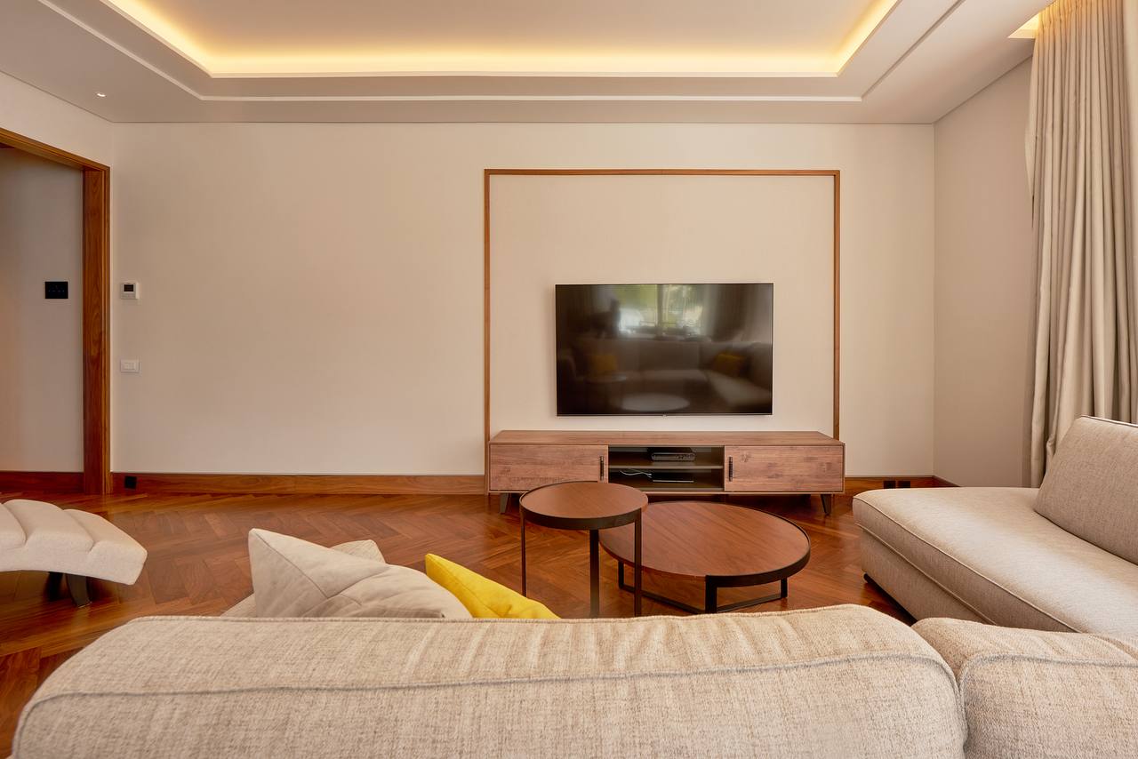 Modernes Wohnzimmer mit Parkett und TV-Bereich in einer Wohnung im ЖК Porto Montenegro, Tivat, Montenegro.