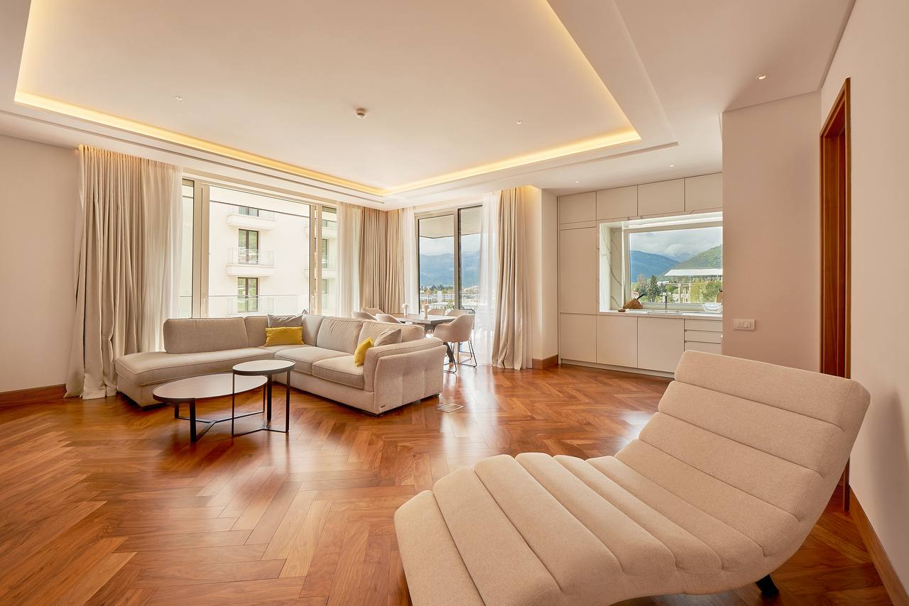Modernes Wohnzimmer in Porto Montenegro, Tivat, Montenegro: helle Möbel, Fischgrätparkett und Bergblick.
