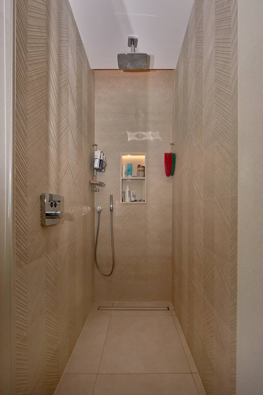 Moderne Duschkabine mit Regendusche und Nische in einer Wohnung, Porto Montenegro, Tivat, Montenegro.