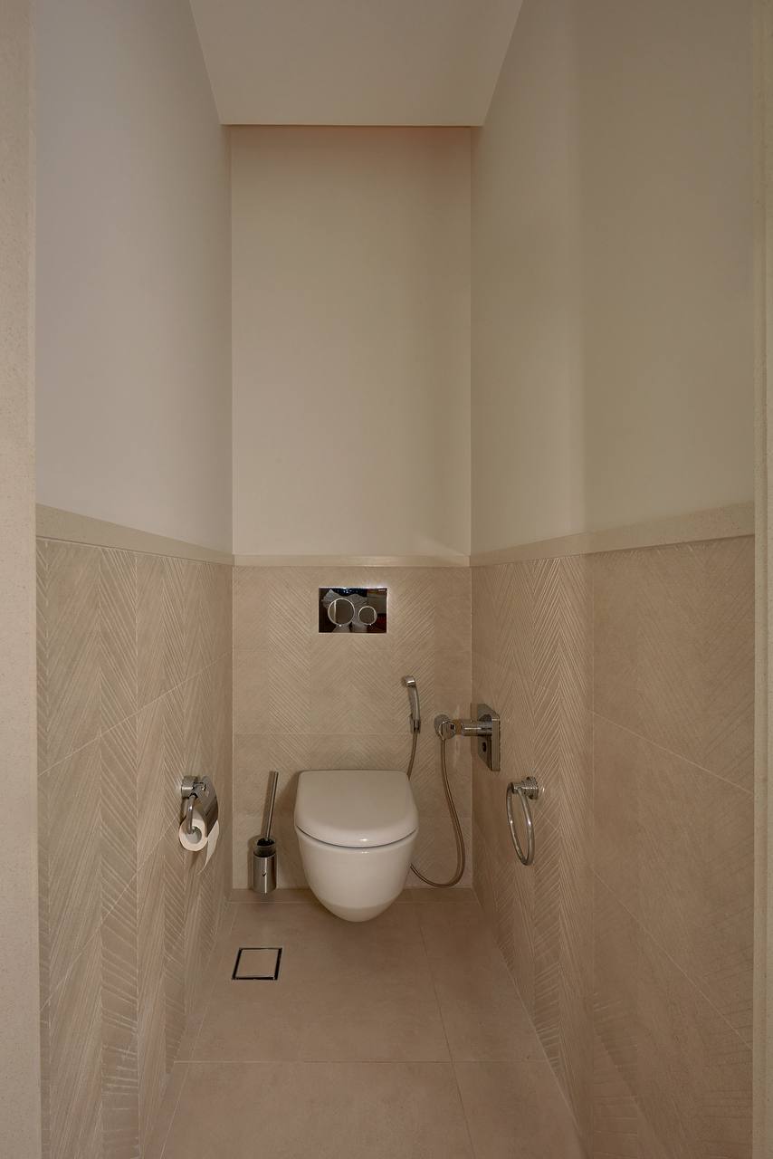 Modernes Badezimmer mit Hänge-WC und Hygienedusche in einer Wohnung, Porto Montenegro, Tivat, Montenegro