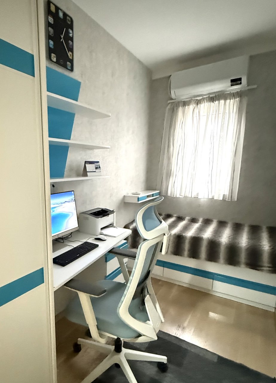 Chambre cosy avec espace de travail dans un appartement à Podgorica, Monténégro : lit, bureau d'ordinateur et climatiseur.