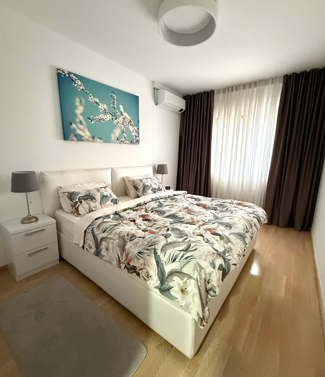 Chambre cosy avec lit double et climatisation dans un appartement à Podgorica, Monténégro. Intérieur moderne.