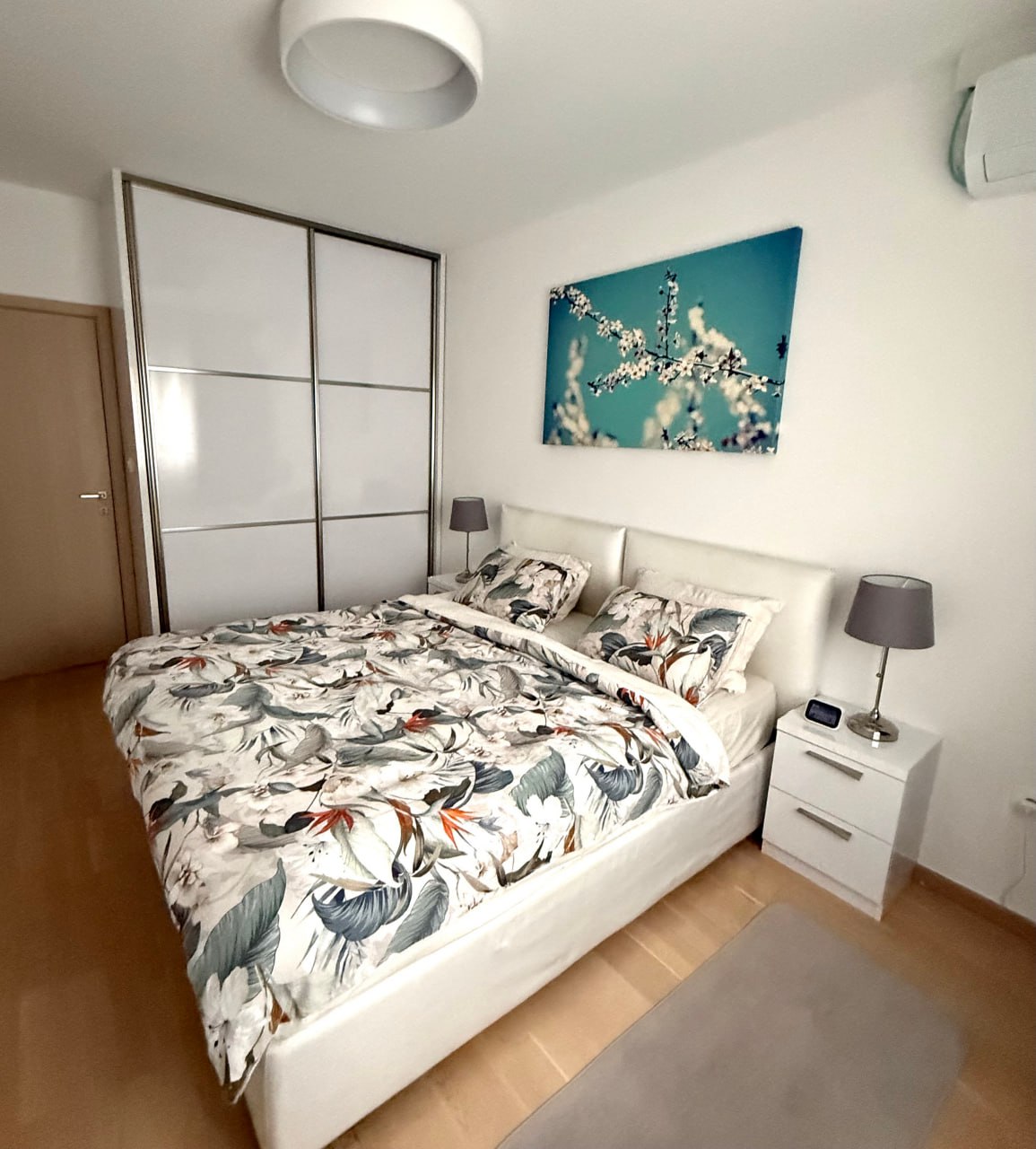 Chambre claire dans un appartement à Podgorica, Monténégro : lit double, placard intégré et finitions modernes.