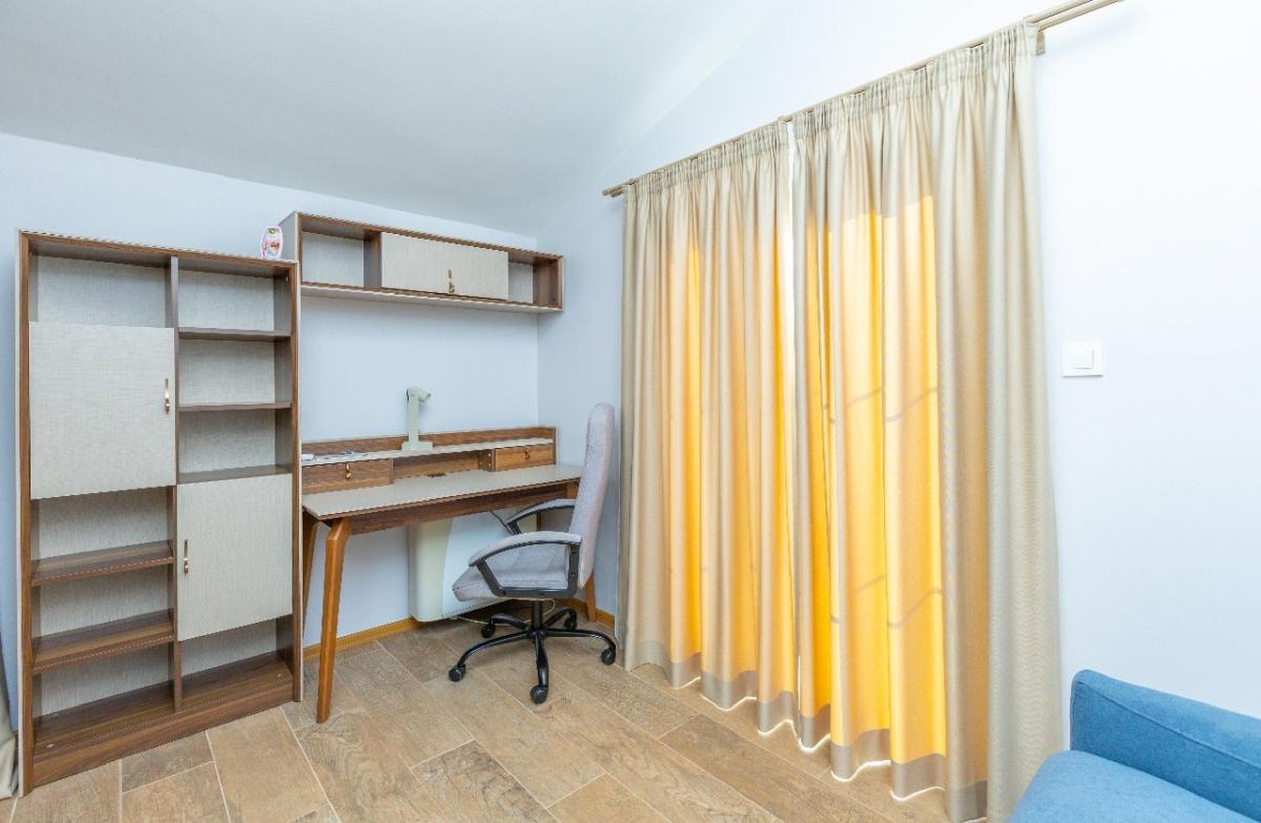 Bureau dans une maison à Tivat, Monténégro : bureau, étagère, chaise de bureau et fenêtre panoramique avec rideaux.