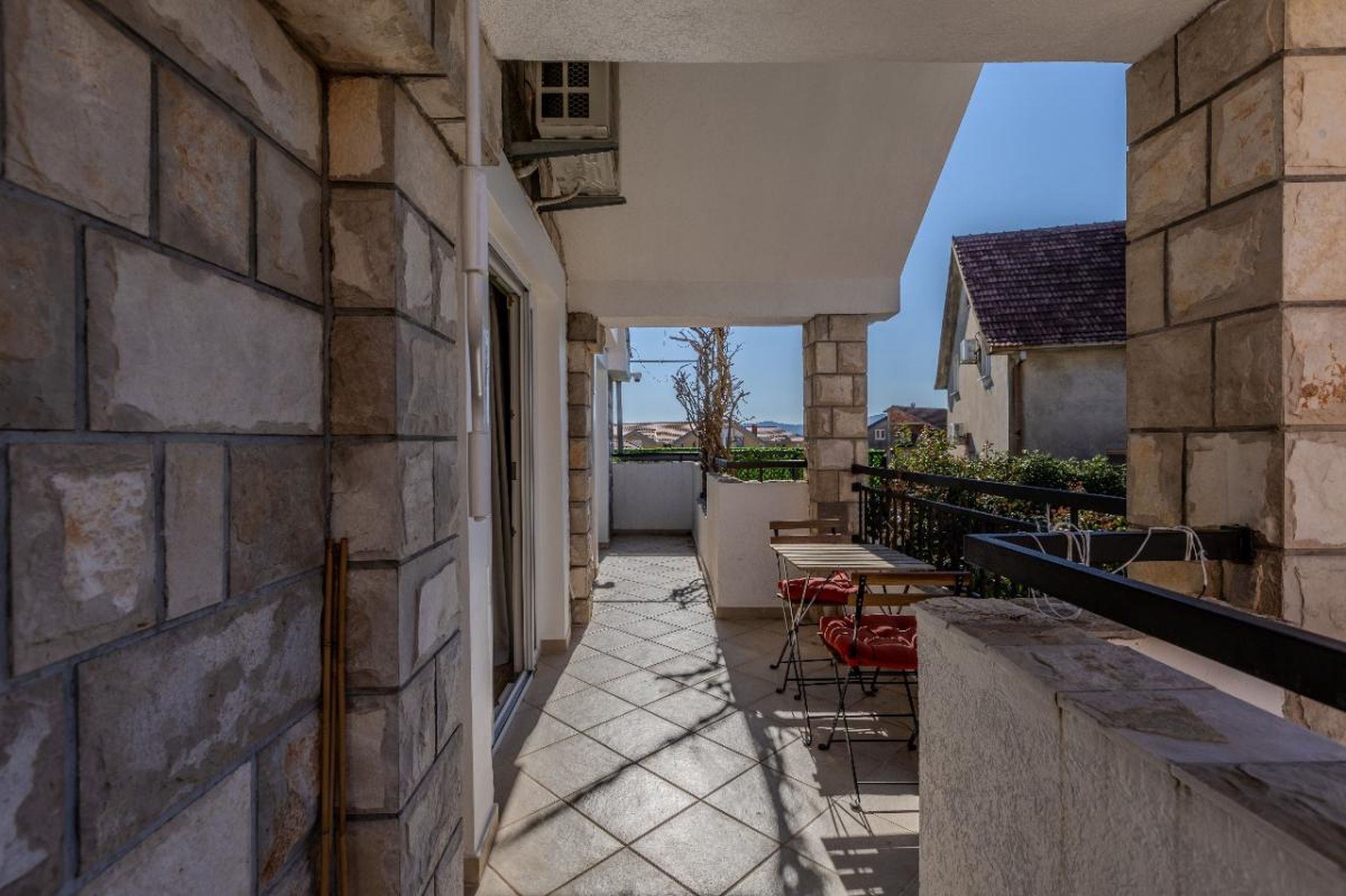Balcon cosy avec finition en pierre et mobilier dans une maison à vendre à Tivat, Monténégro.