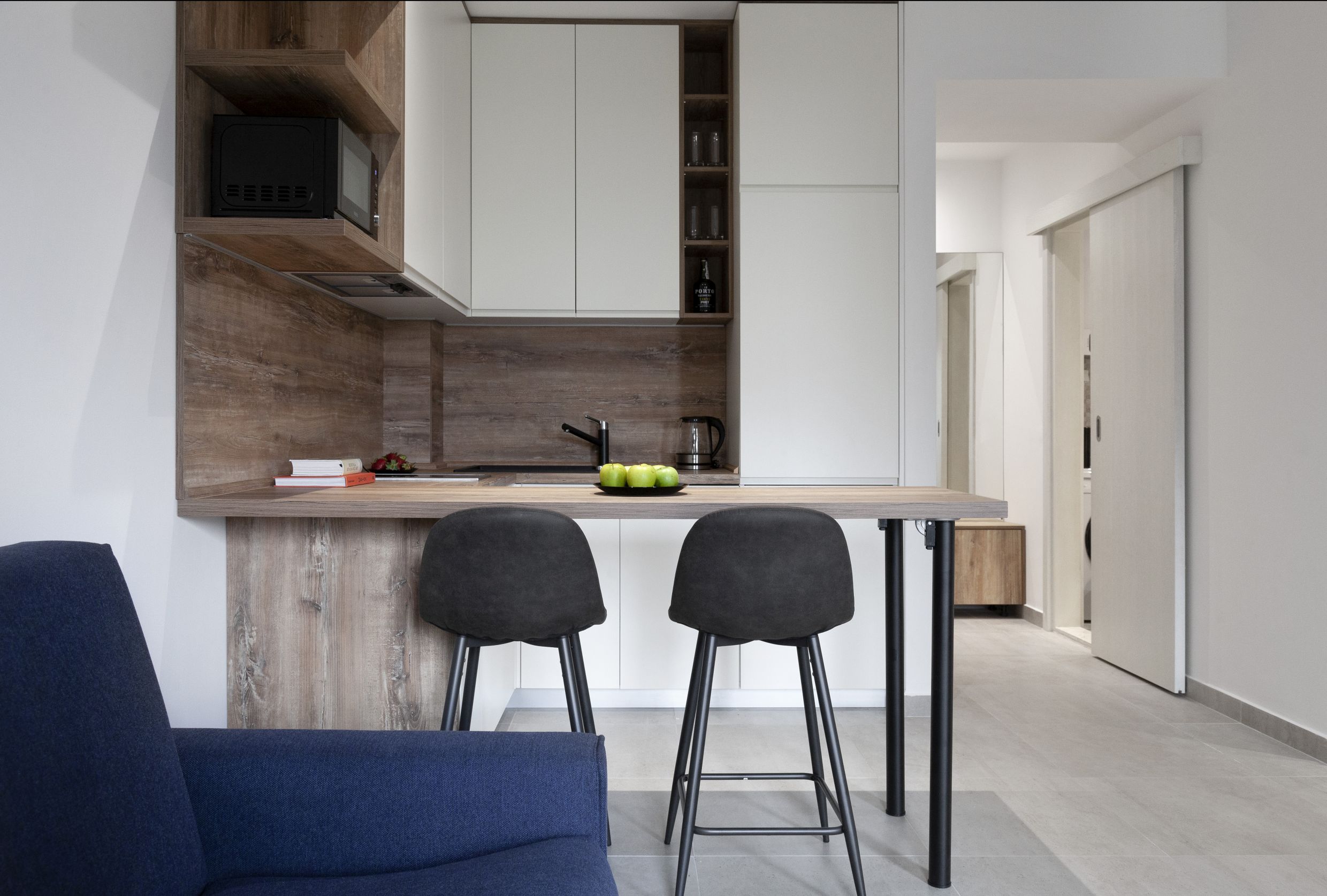 Moderne Wohnküche mit Bar in einer zum Verkauf stehenden Wohnung in Kotor, Montenegro: stilvolles Interieur und Möbel.