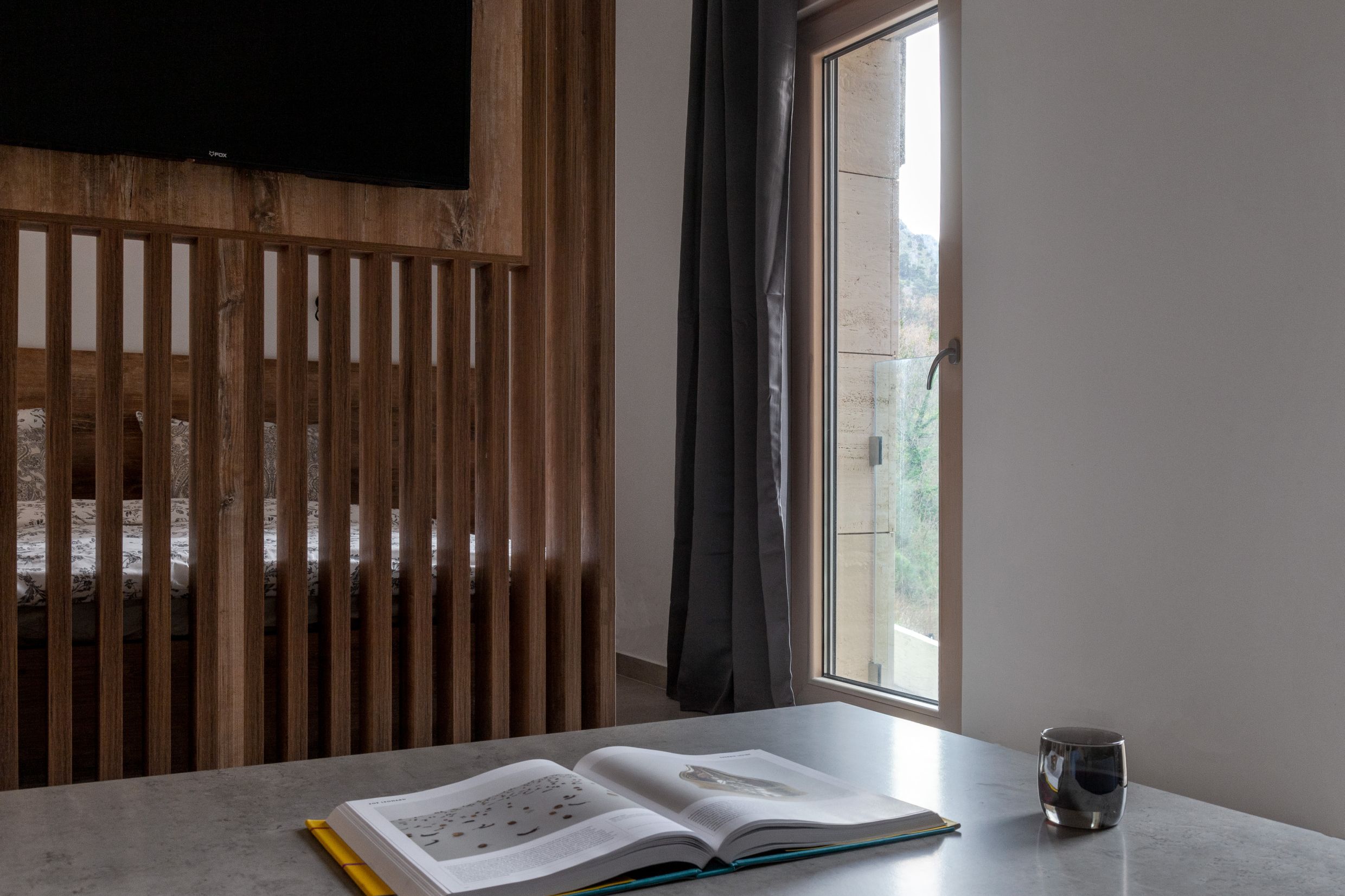 Innenraum des Wohnzimmers mit Holztrennwand und Bergblick in einer Wohnung, Kotor, Montenegro.
