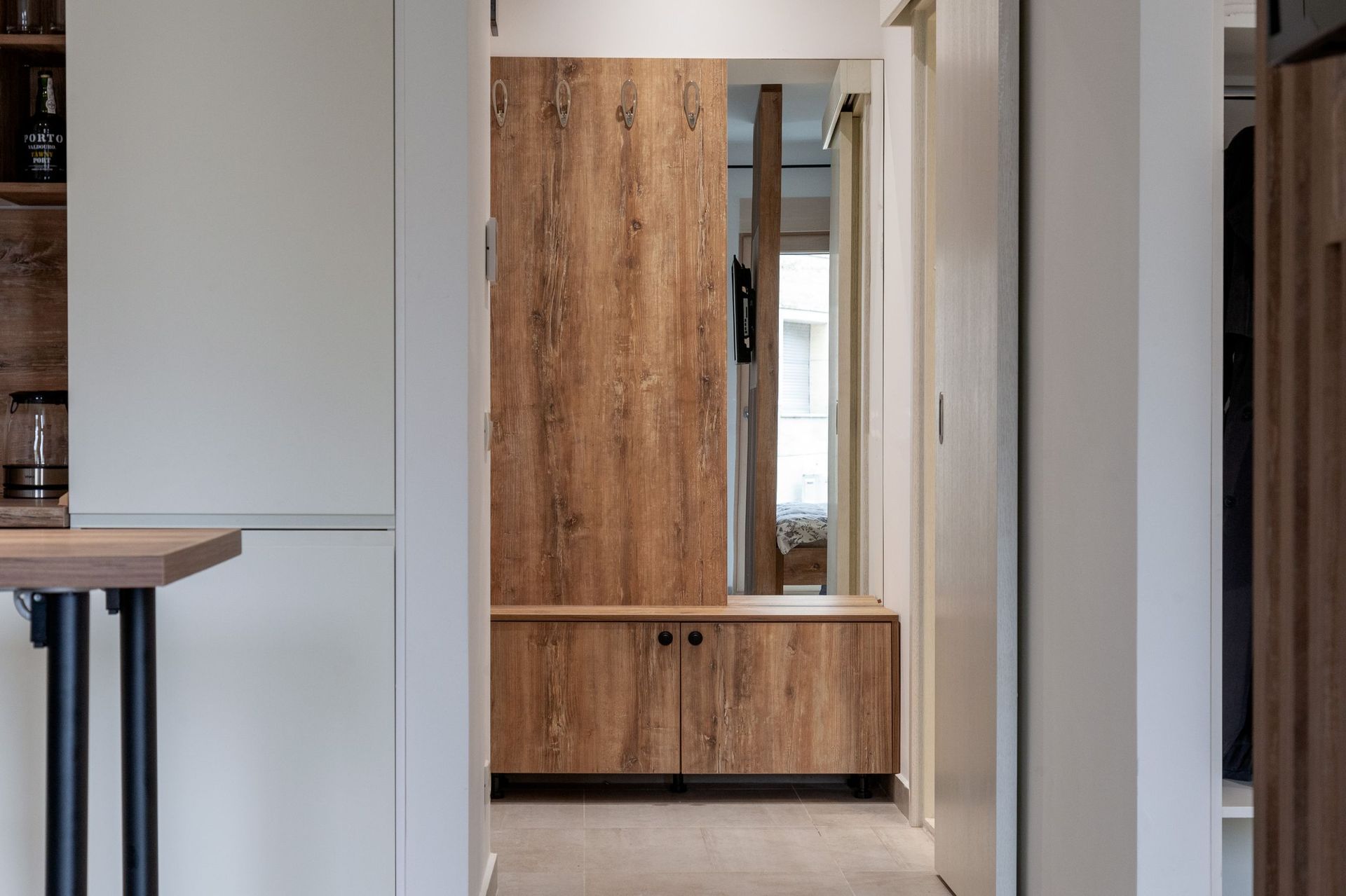 Moderne Diele mit Holzmöbeln und Spiegel in einer Wohnung in Kotor, Montenegro.