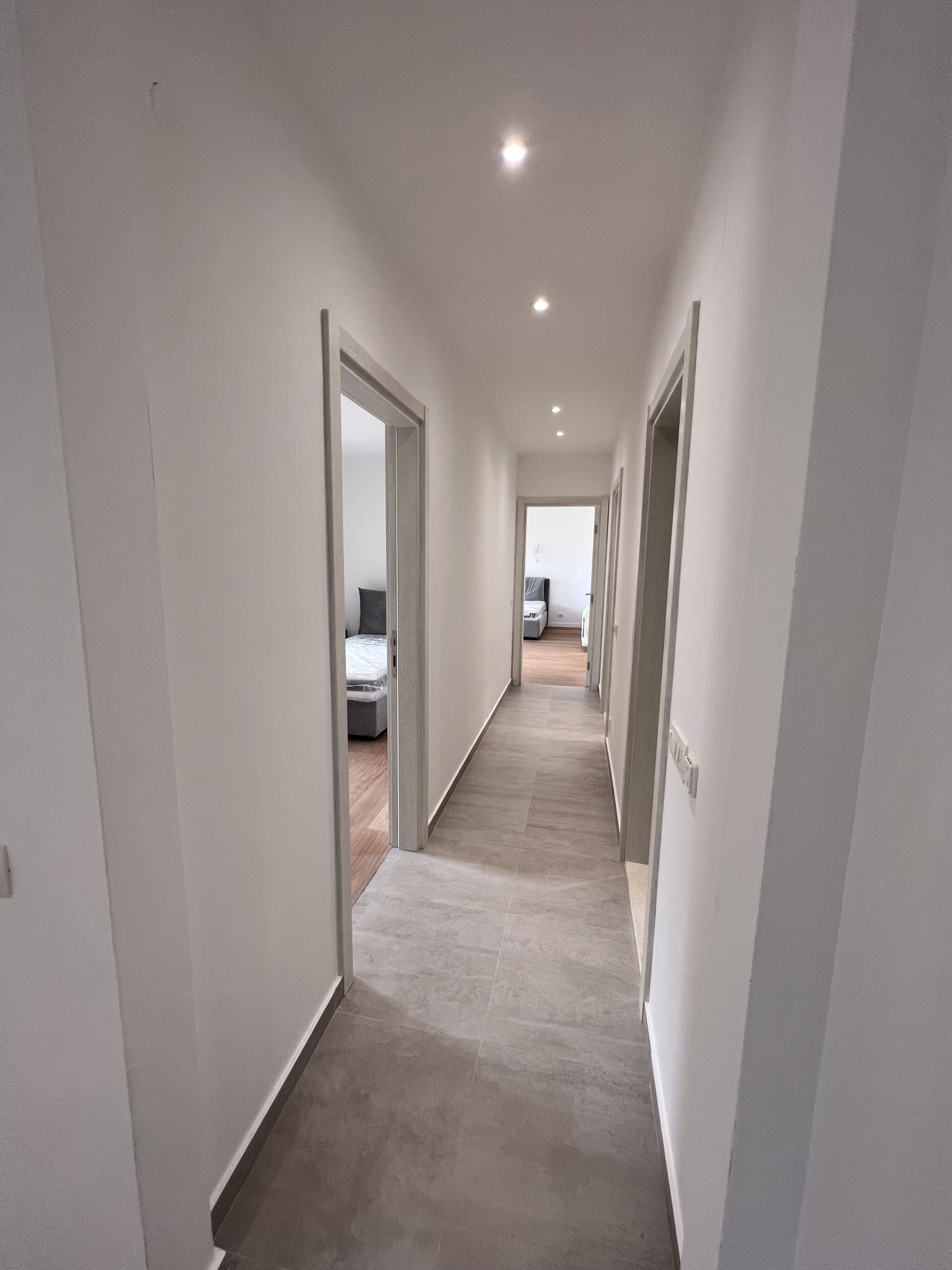 Heller Flur mit moderner Ausstattung und Spotbeleuchtung in einer Wohnung in Kotor, Montenegro.