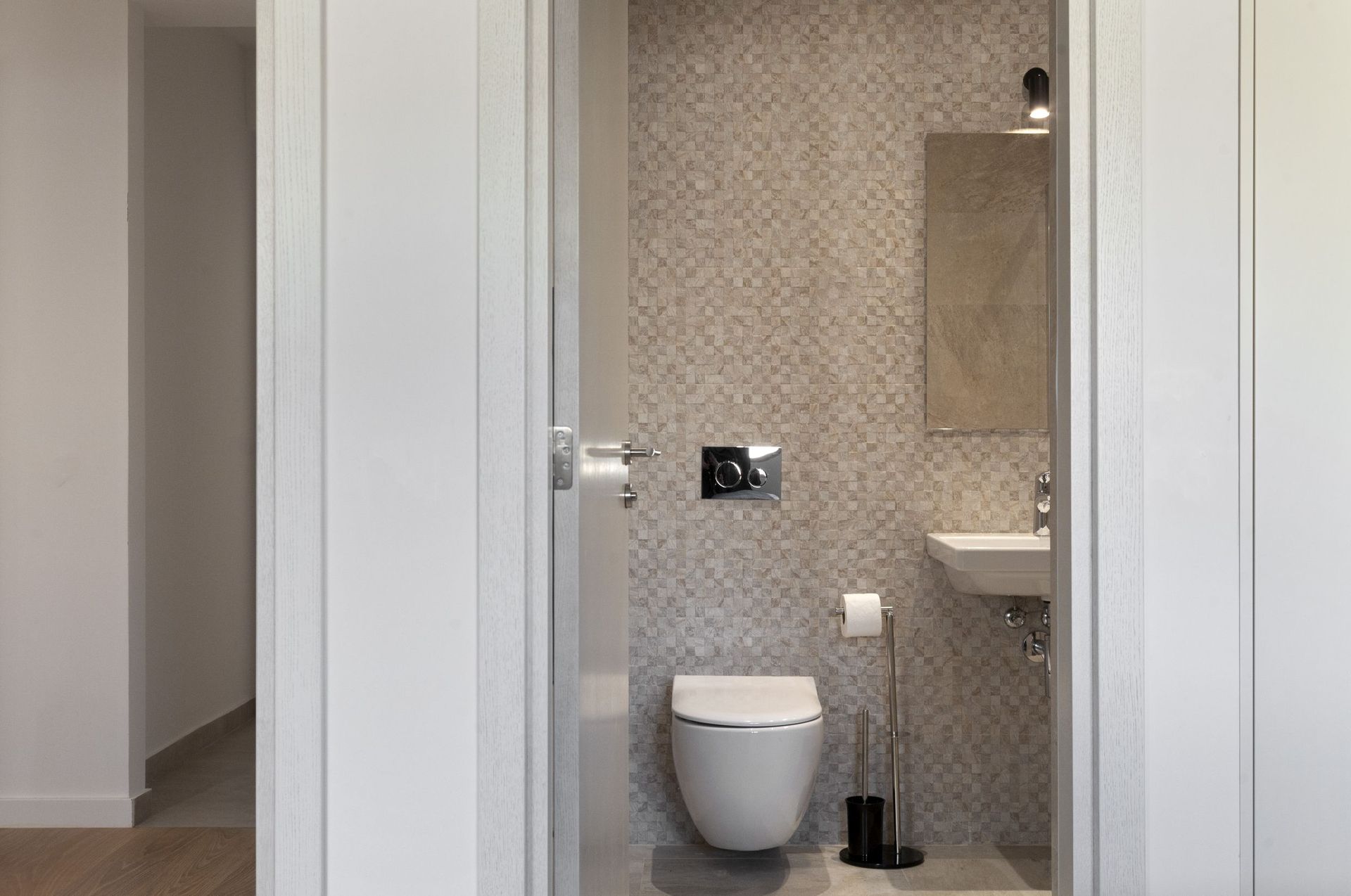 Modernes Badezimmer mit Hänge-WC und Mosaikfliesen in einer Wohnung, Stadt Kotor, Montenegro.