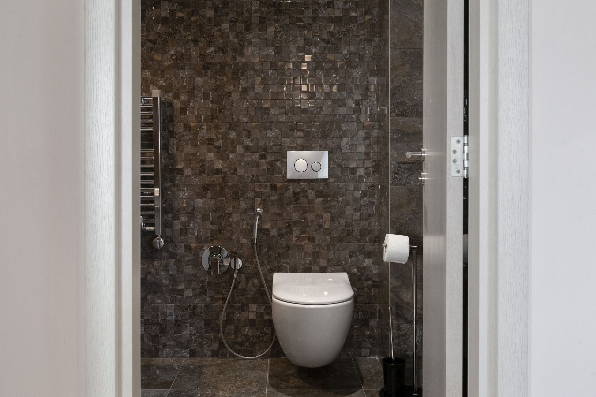 Modernes Badezimmer in einer Wohnung in Kotor, Montenegro: Hänge-WC, Hygienedusche und Mosaikfliesen.